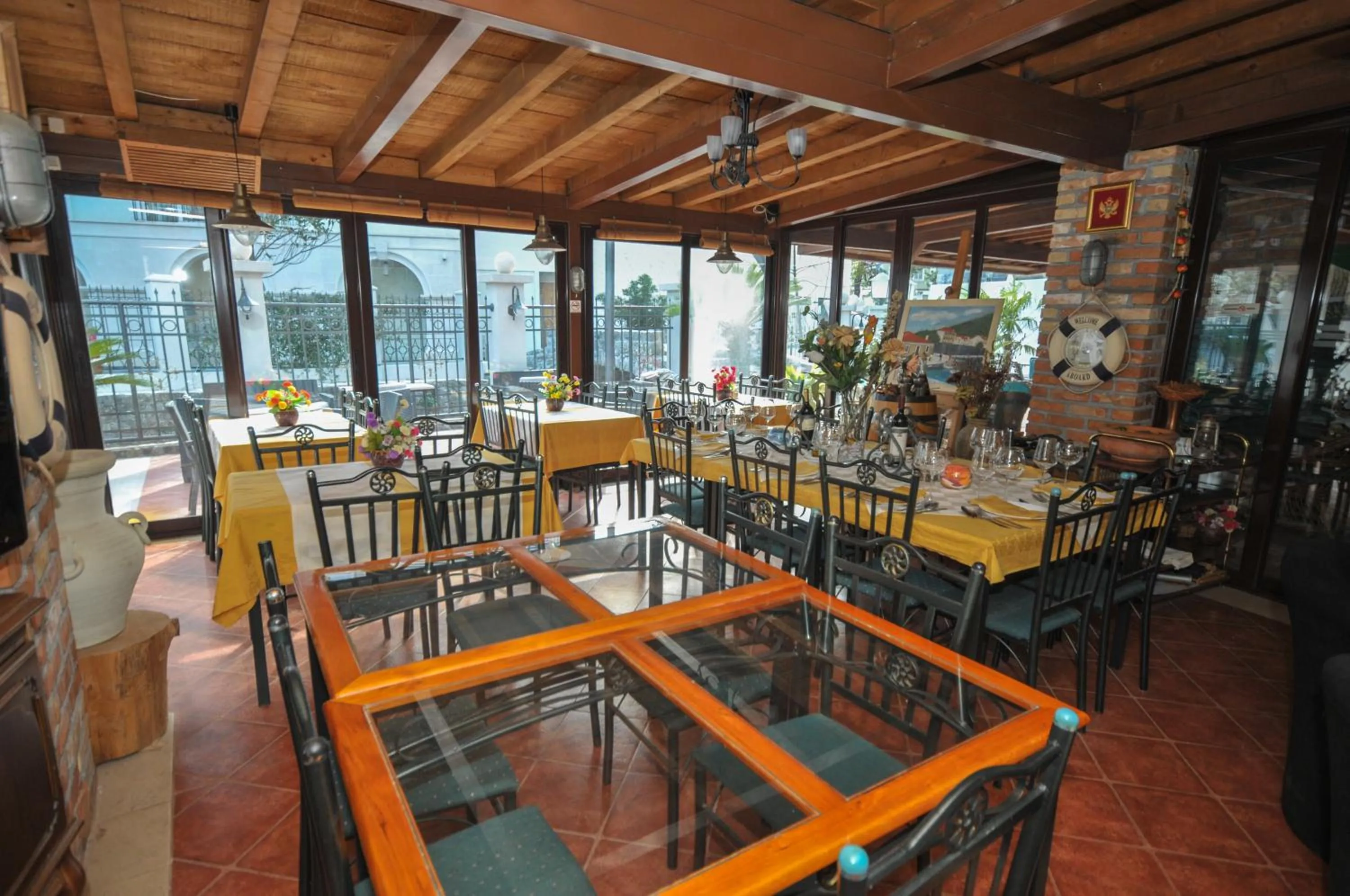 Restaurant/places to eat in Hotel Oaza