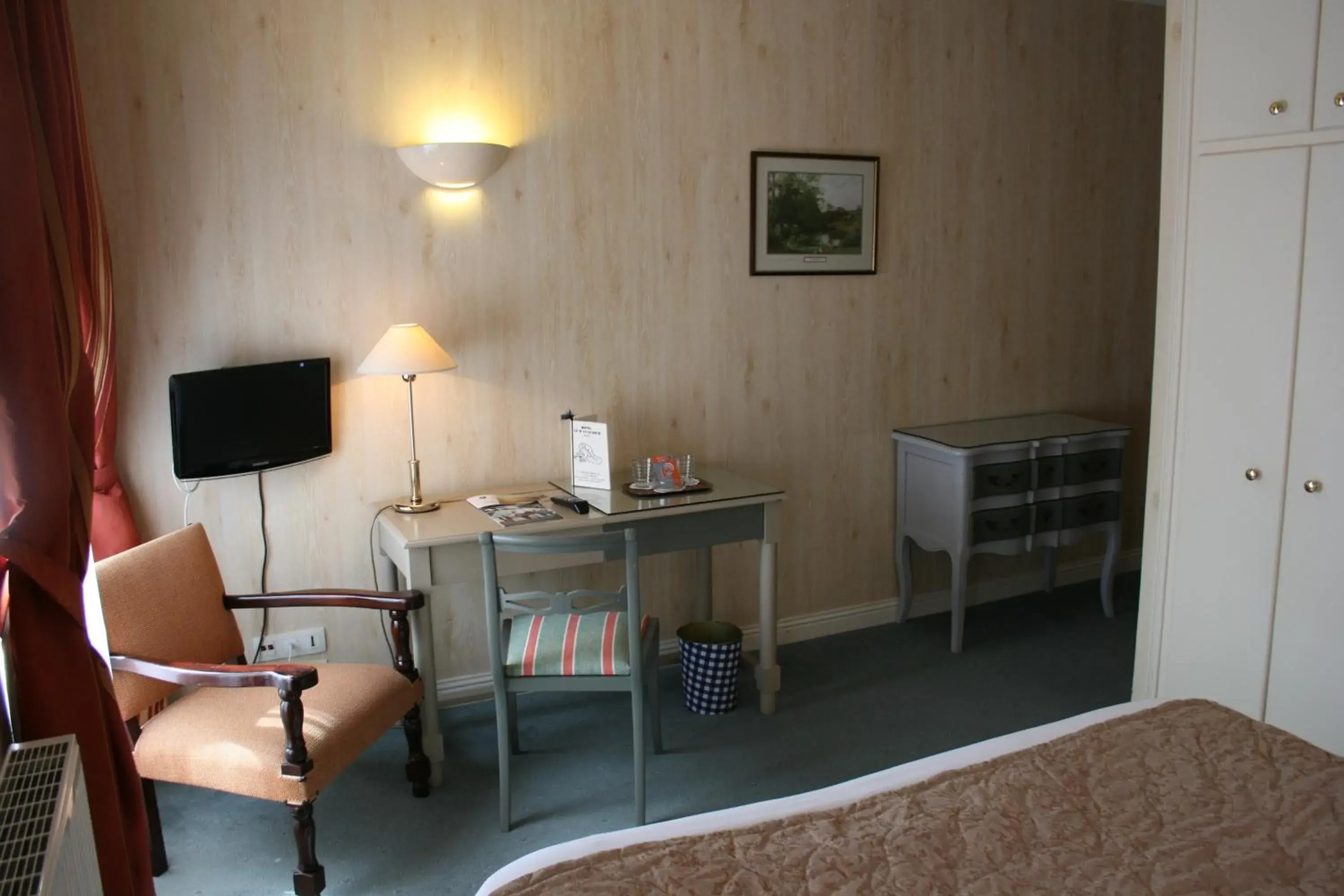 Photo of the whole room, TV/Entertainment Center in Hôtel Le D'Avaugour