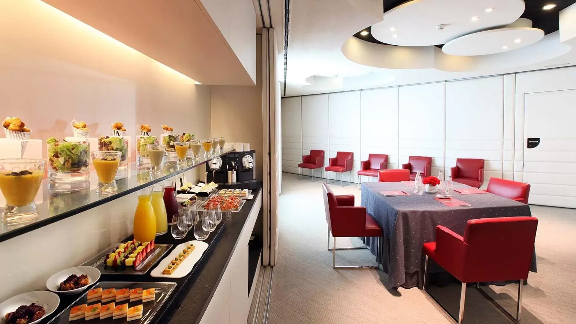 Business facilities, Restaurant/Places to Eat in Cram Hotel