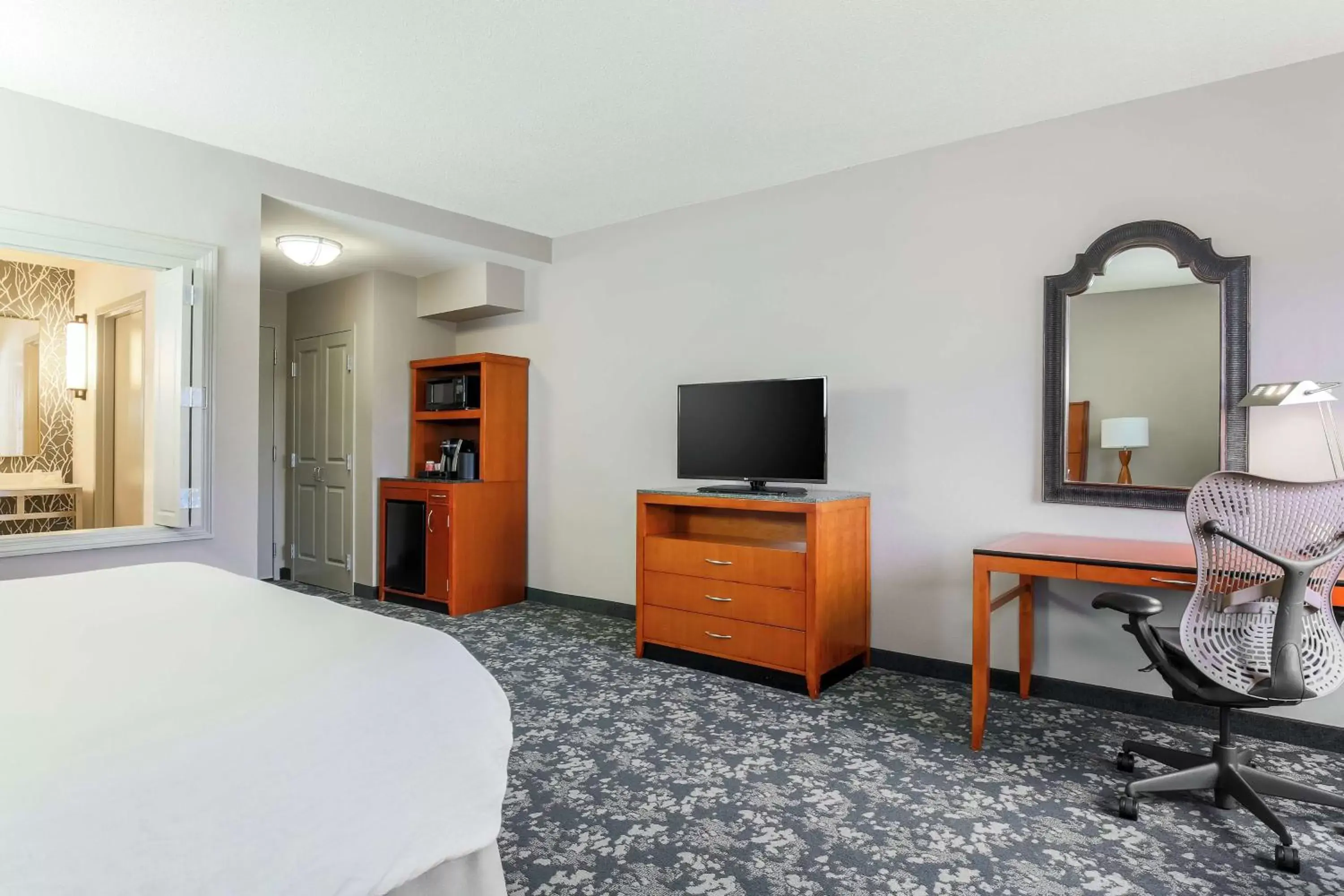 Bedroom, TV/Entertainment Center in Hilton Garden Inn Cleveland/Twinsburg