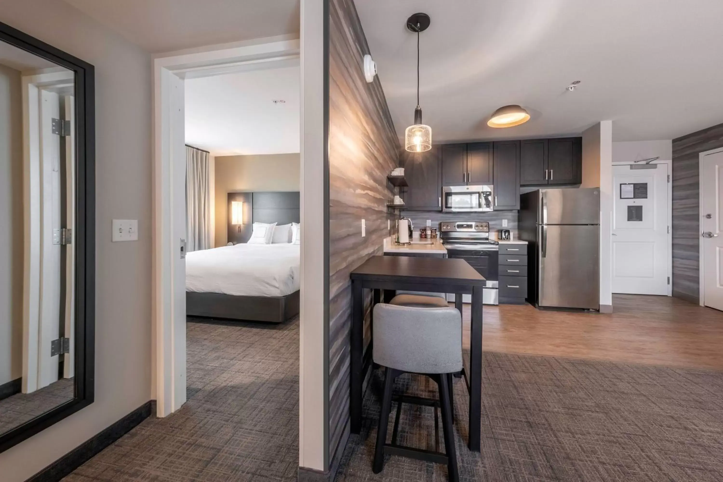 Bedroom, Kitchen/Kitchenette in Residence Inn by Marriott Richmond at the Notch