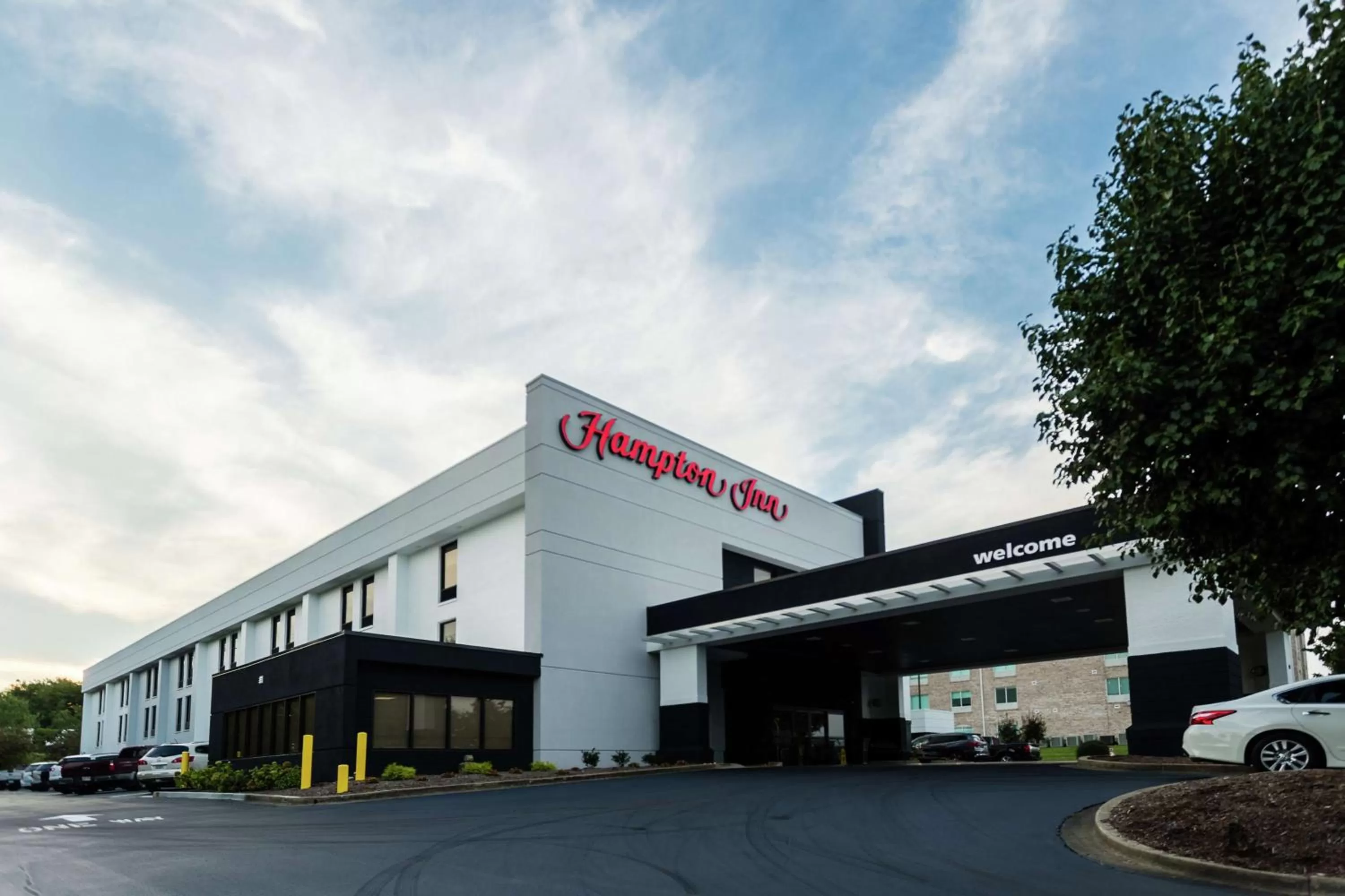 Property building in Hampton Inn Somerset