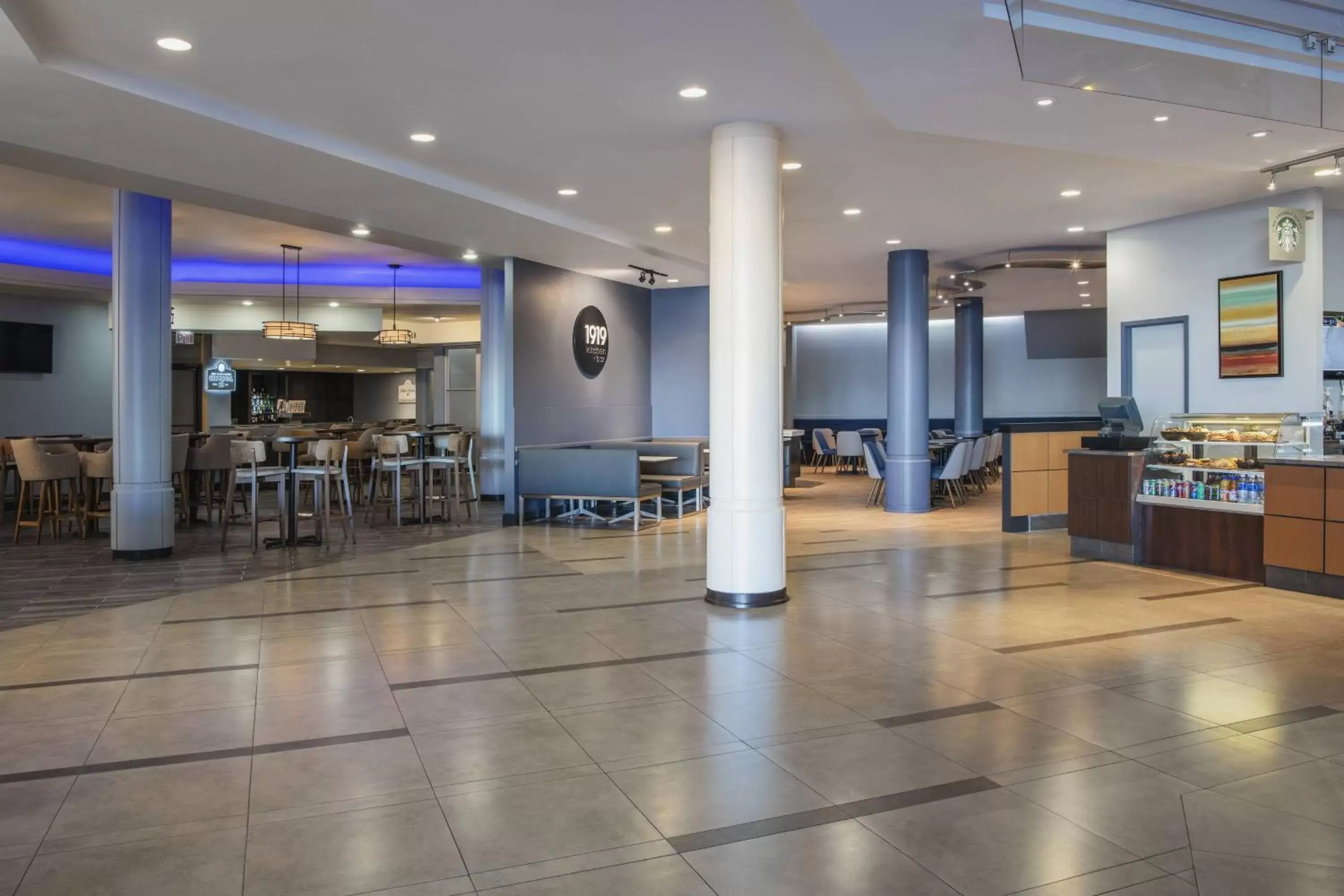 Kitchen or kitchenette, Restaurant/Places to Eat in Delta Hotels by Marriott Regina