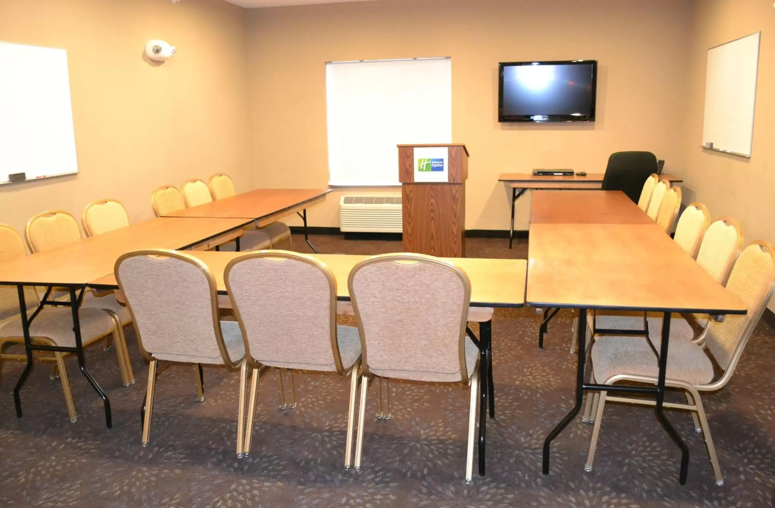 Meeting/conference room in Holiday Inn Express & Suites Northwood