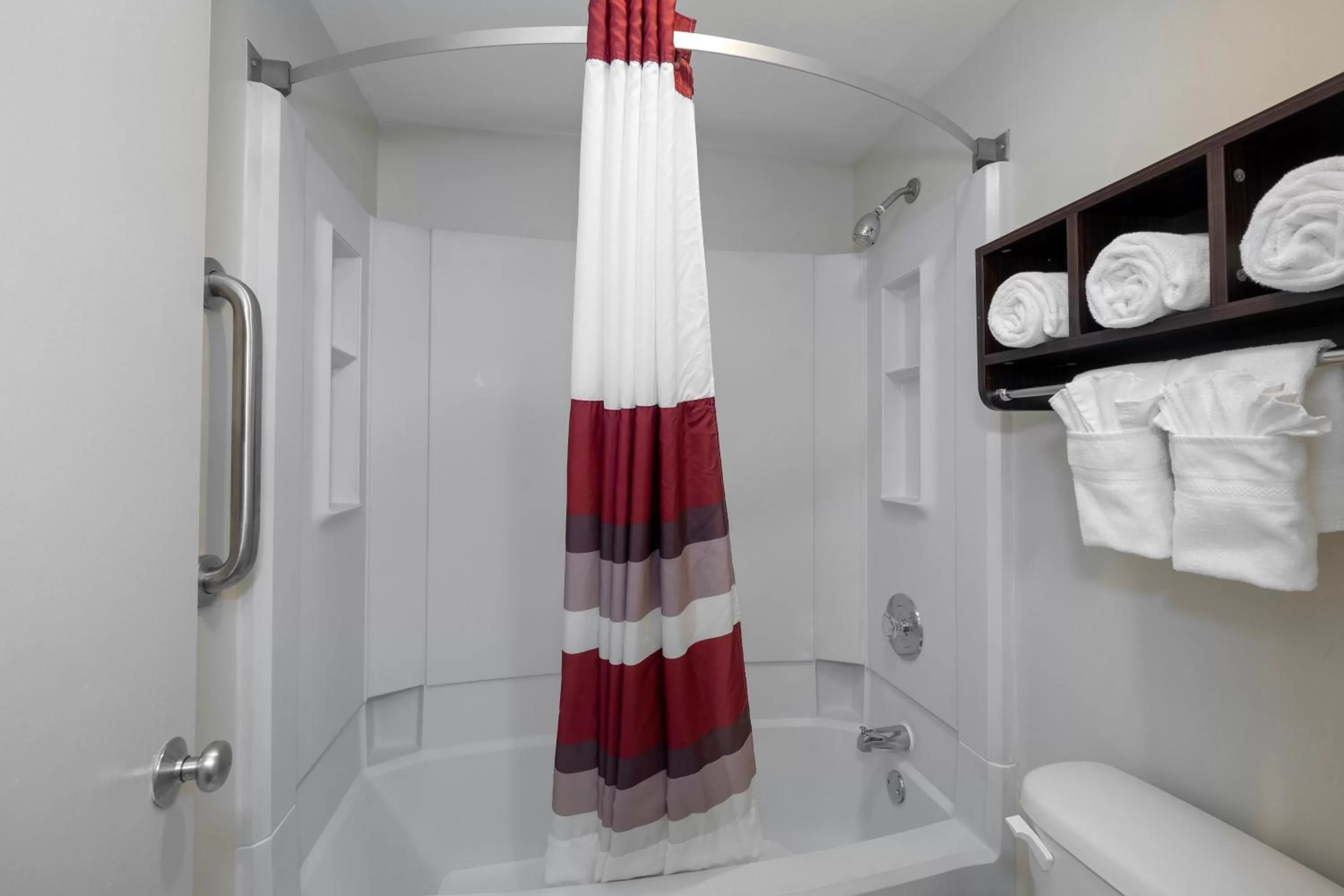 Bathroom in Red Roof Inn Leesburg, VA