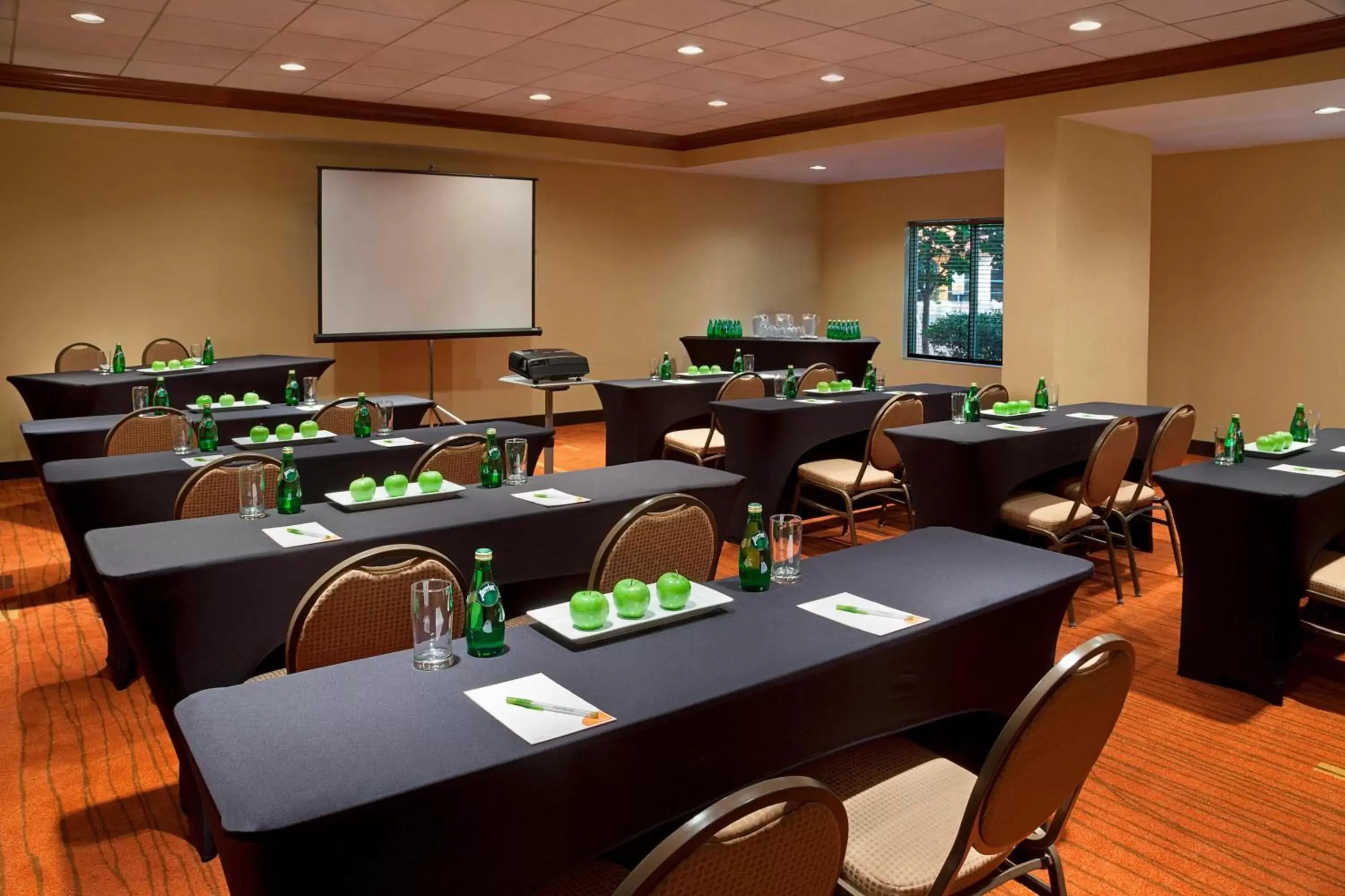 Meeting/conference room in Courtyard by Marriott Toronto Airport