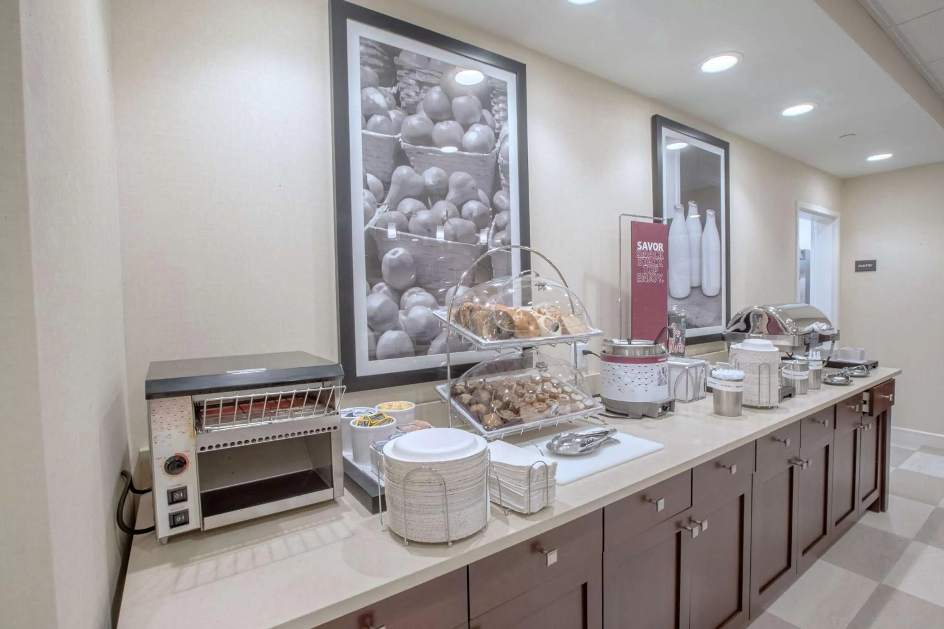 Dining area in Hampton Inn by Hilton Amesbury, MA