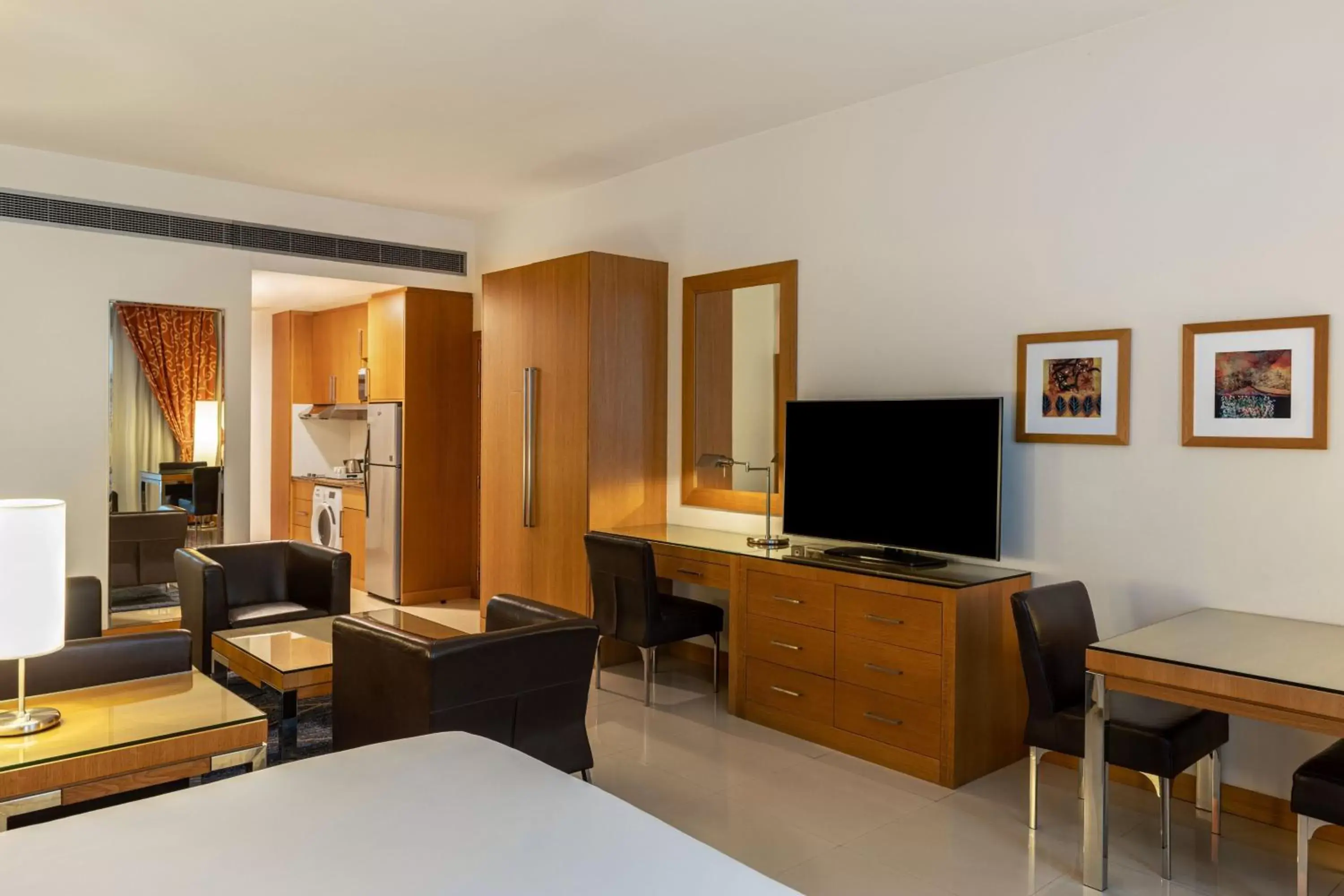 Photo of the whole room, TV/Entertainment Center in Four Points by Sheraton Bur Dubai