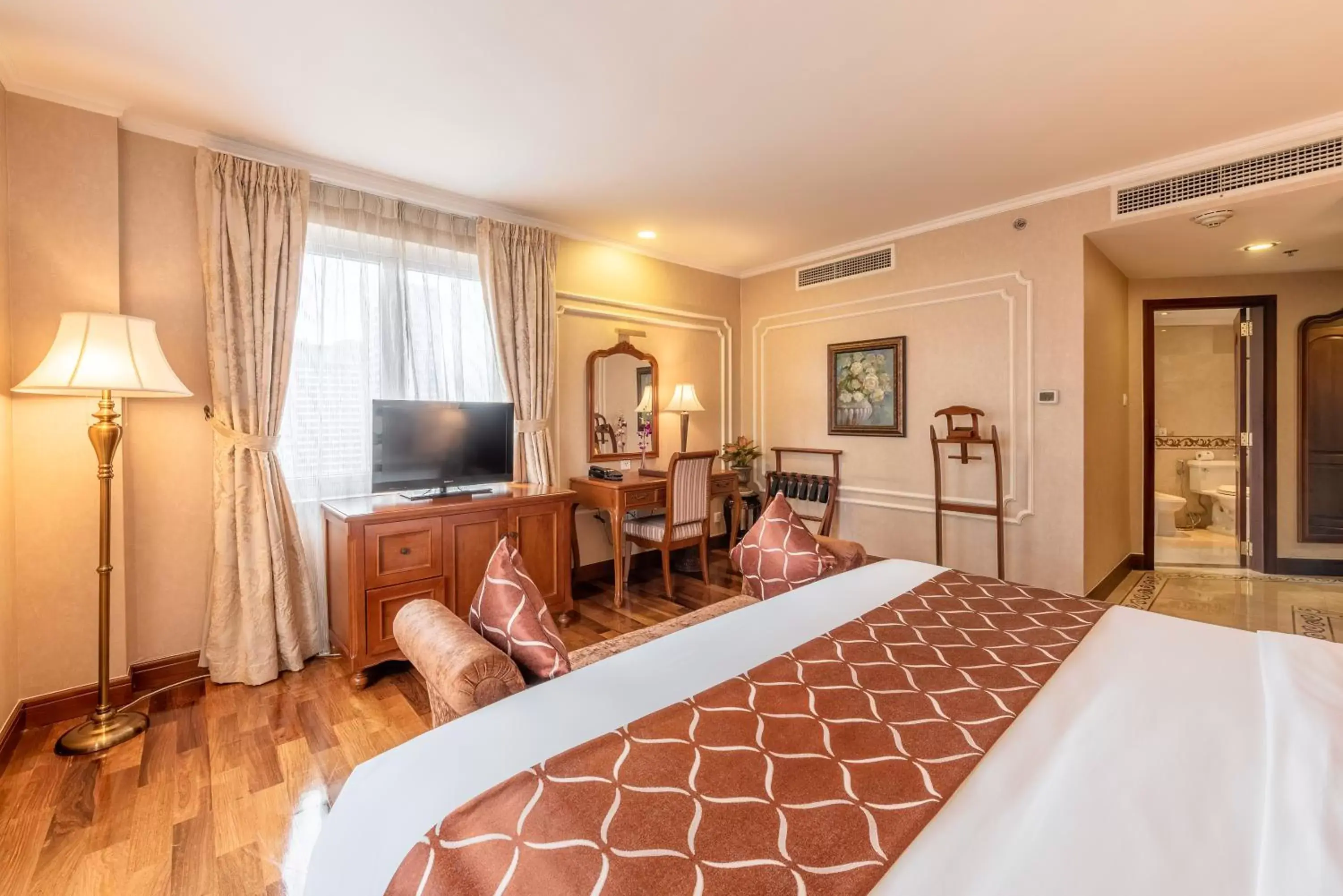 Bedroom, TV/Entertainment Center in Hotel Grand Saigon