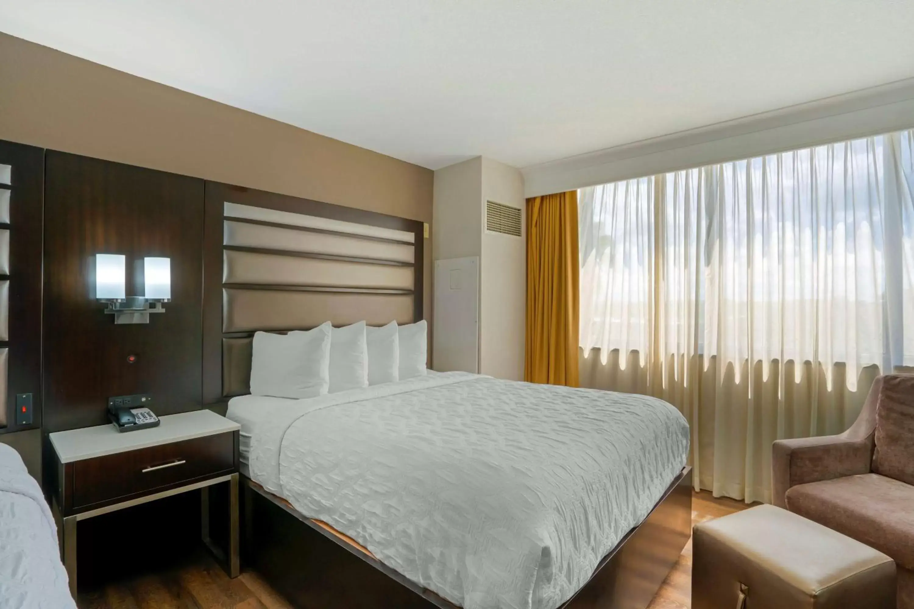 Bedroom, Bed in Premier Jacksonville Deerwood Hotel