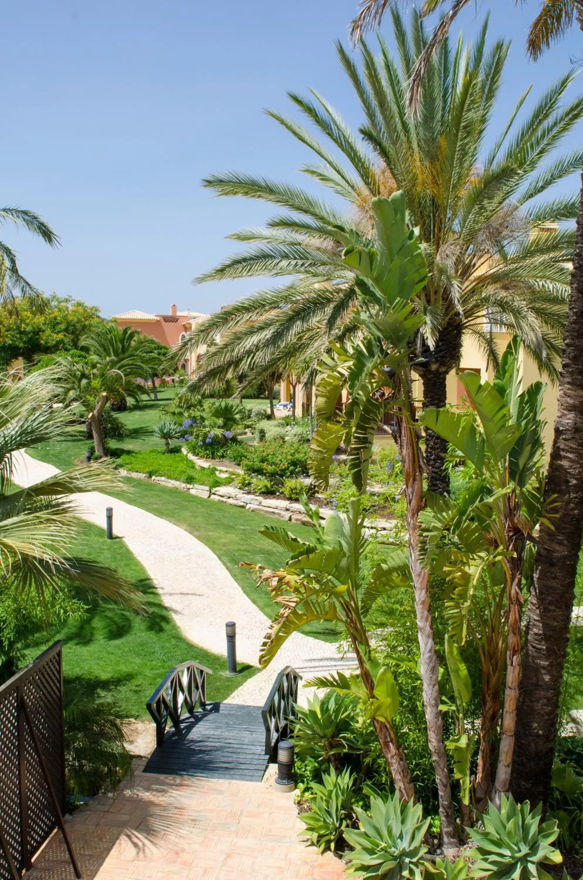 Garden, Pool View in Jardim da Meia Praia Resort