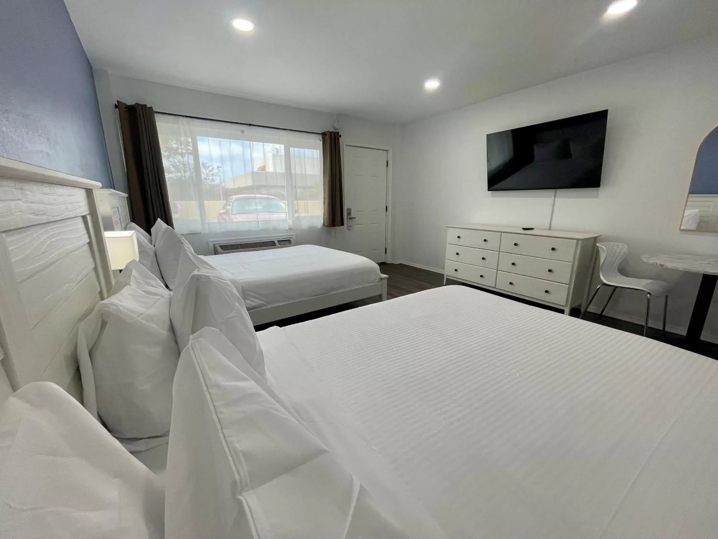 Photo of the whole room, Bed in Budget Inn Photo of the whole room, Bed in Budget Inn