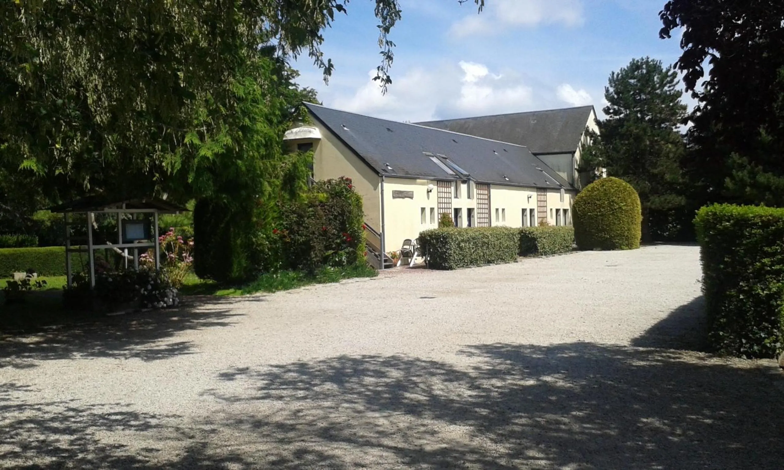 Parking in Logis Hôtel La Demeure du Perron