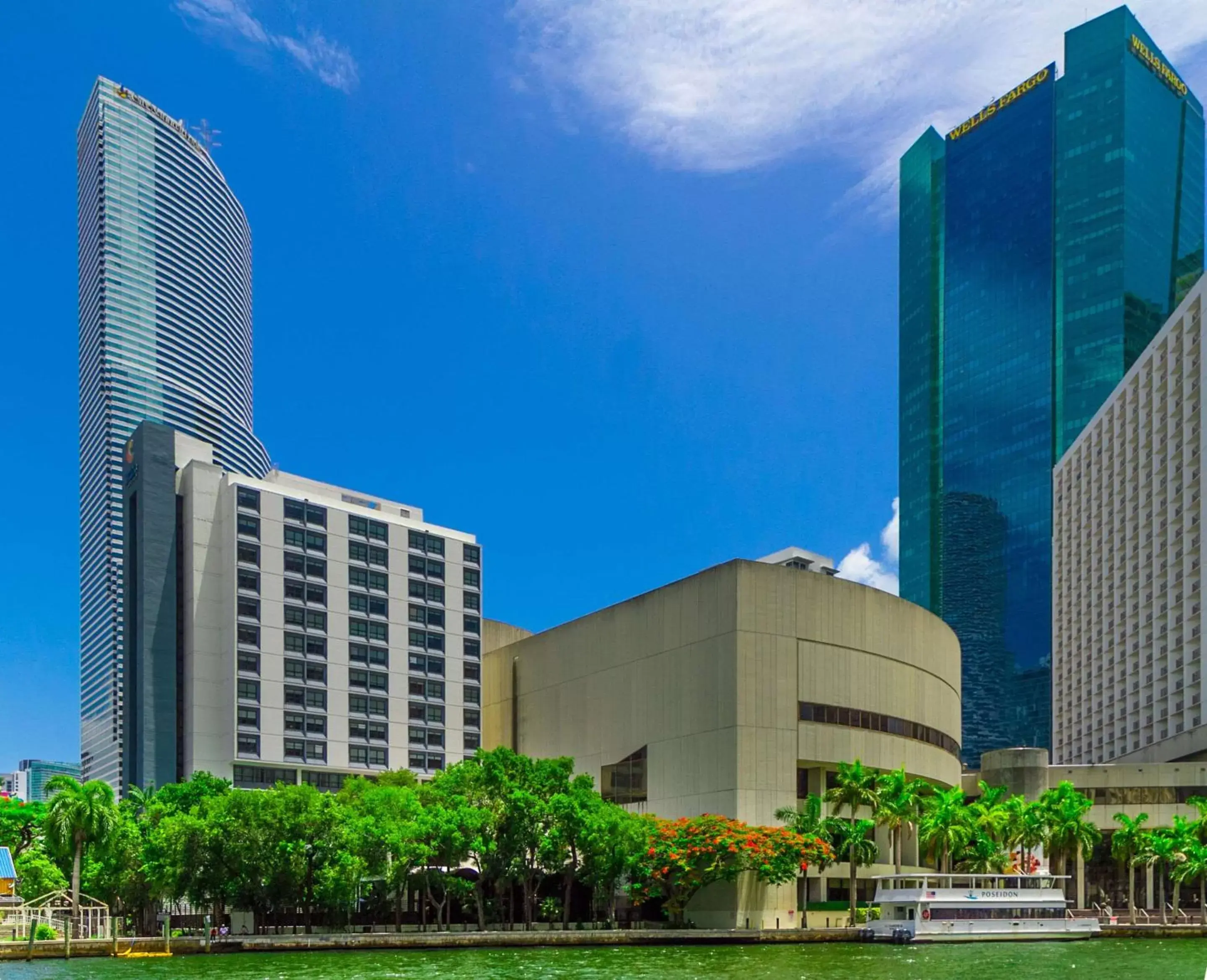 Property Building in Comfort Inn & Suites Downtown Brickell-Port of Miami