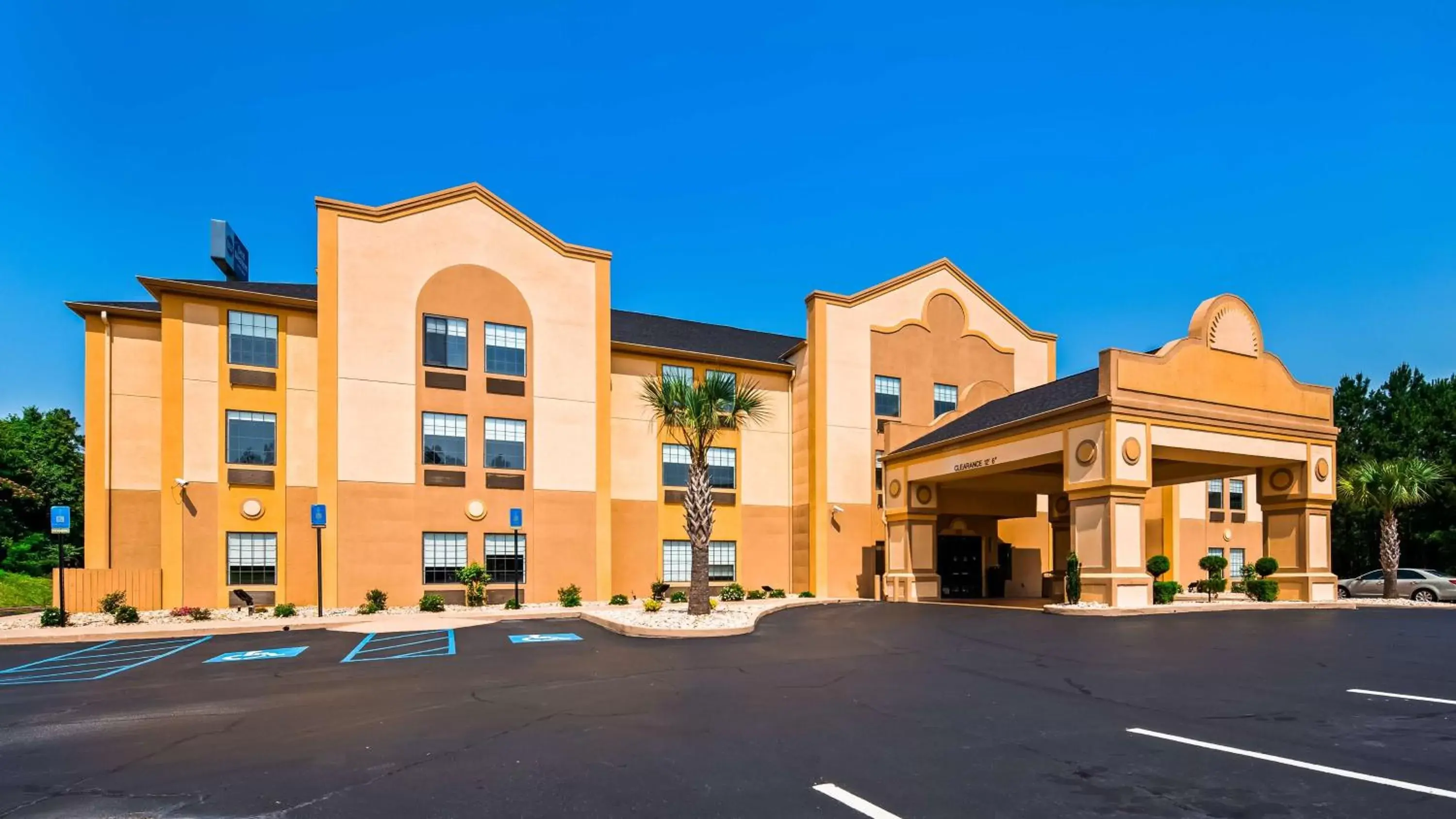 Property Building in Best Western Bradbury Inn & Suites