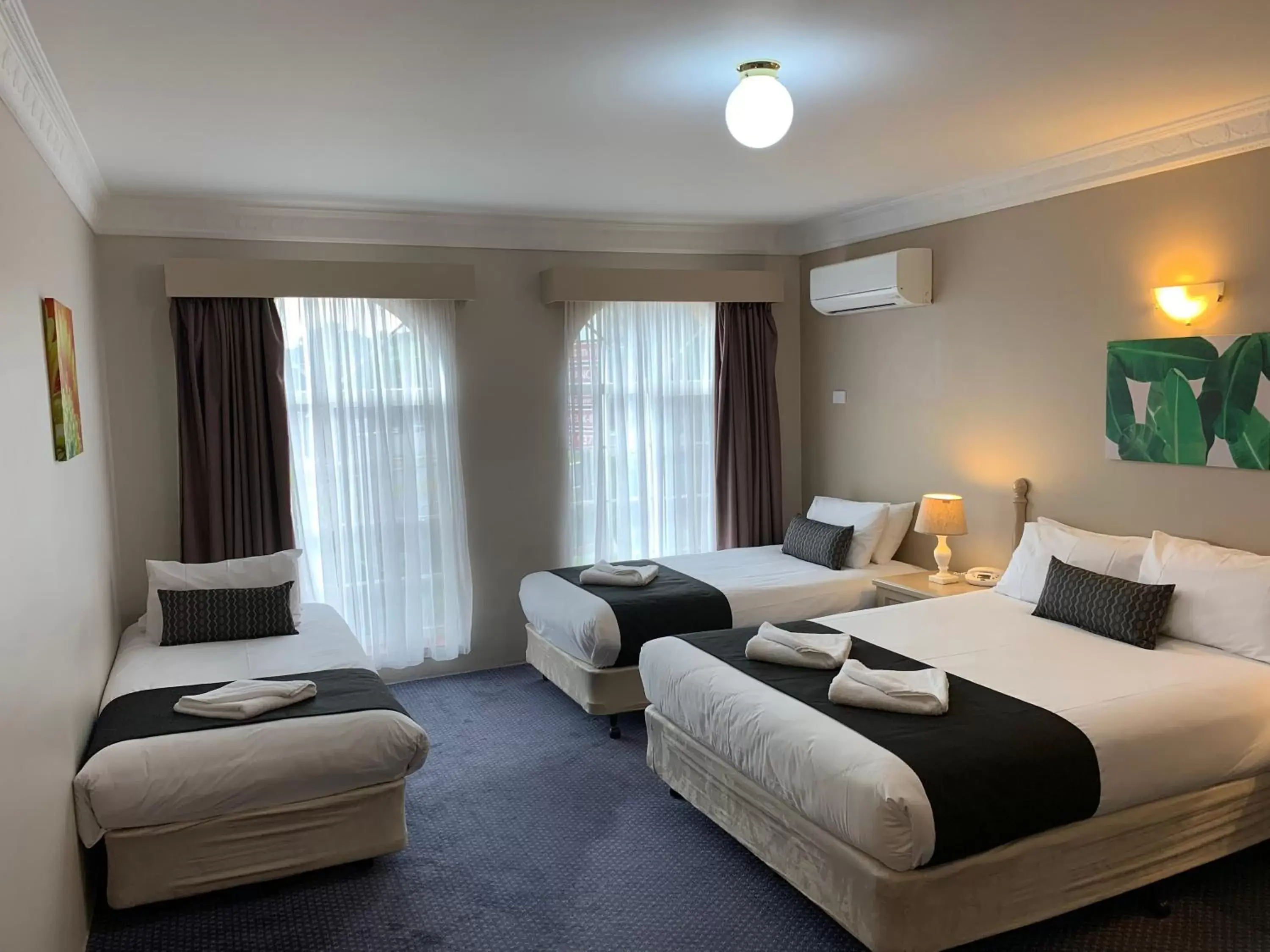 Bedroom, Bed in Heritage Motor Inn Goulburn