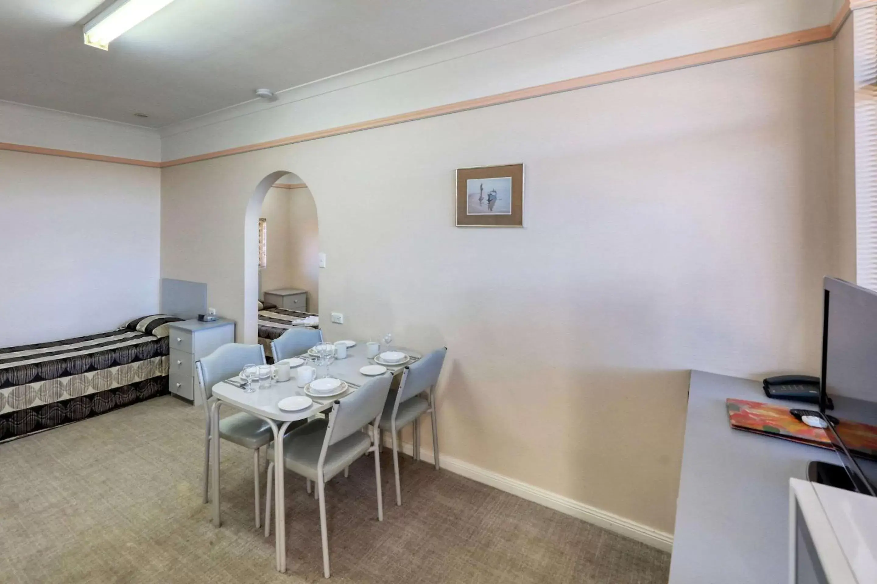 Bedroom, Dining Area in Comfort Inn Crystal Broken Hill