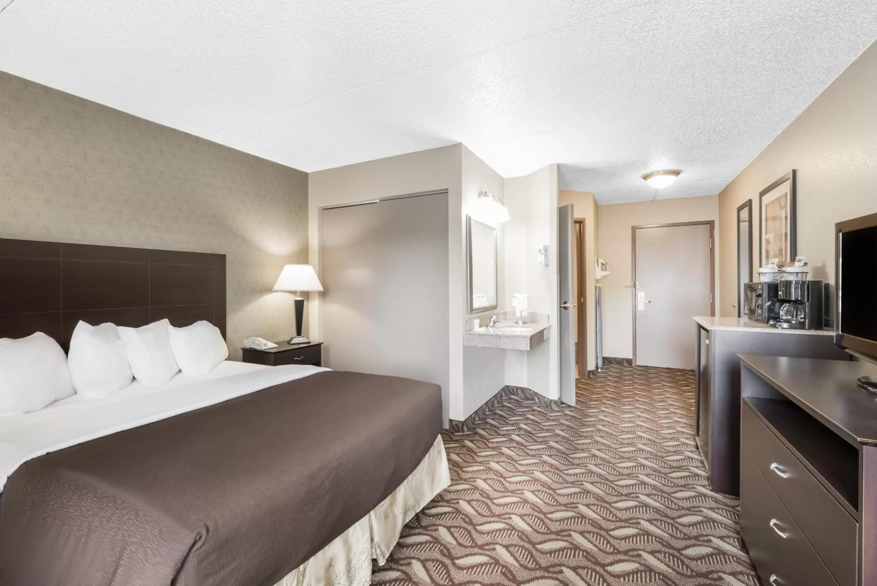 Photo of the whole room, Bed in Days Inn by Wyndham Bismarck