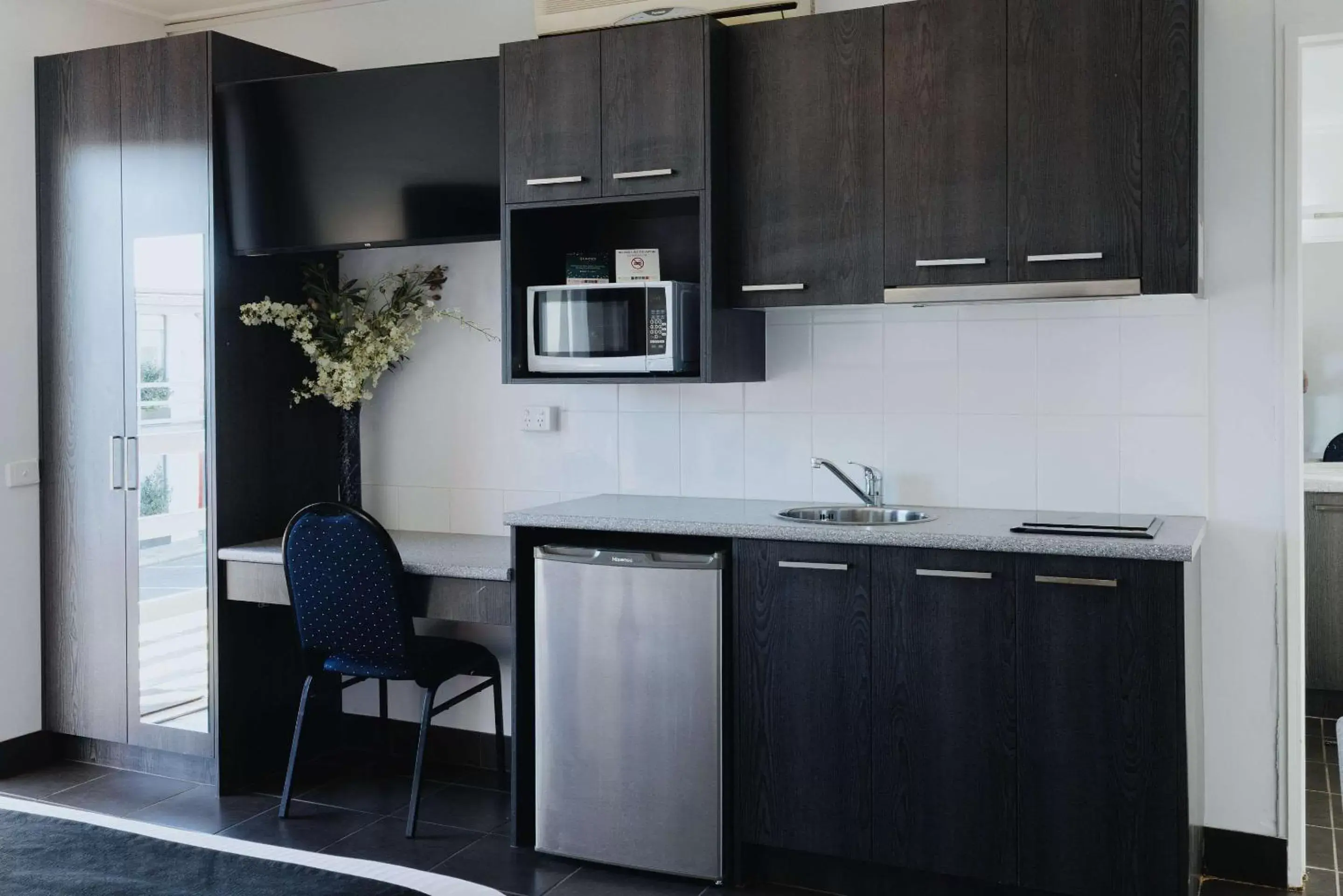 Bedroom, Kitchen/Kitchenette in Comfort Inn Traralgon