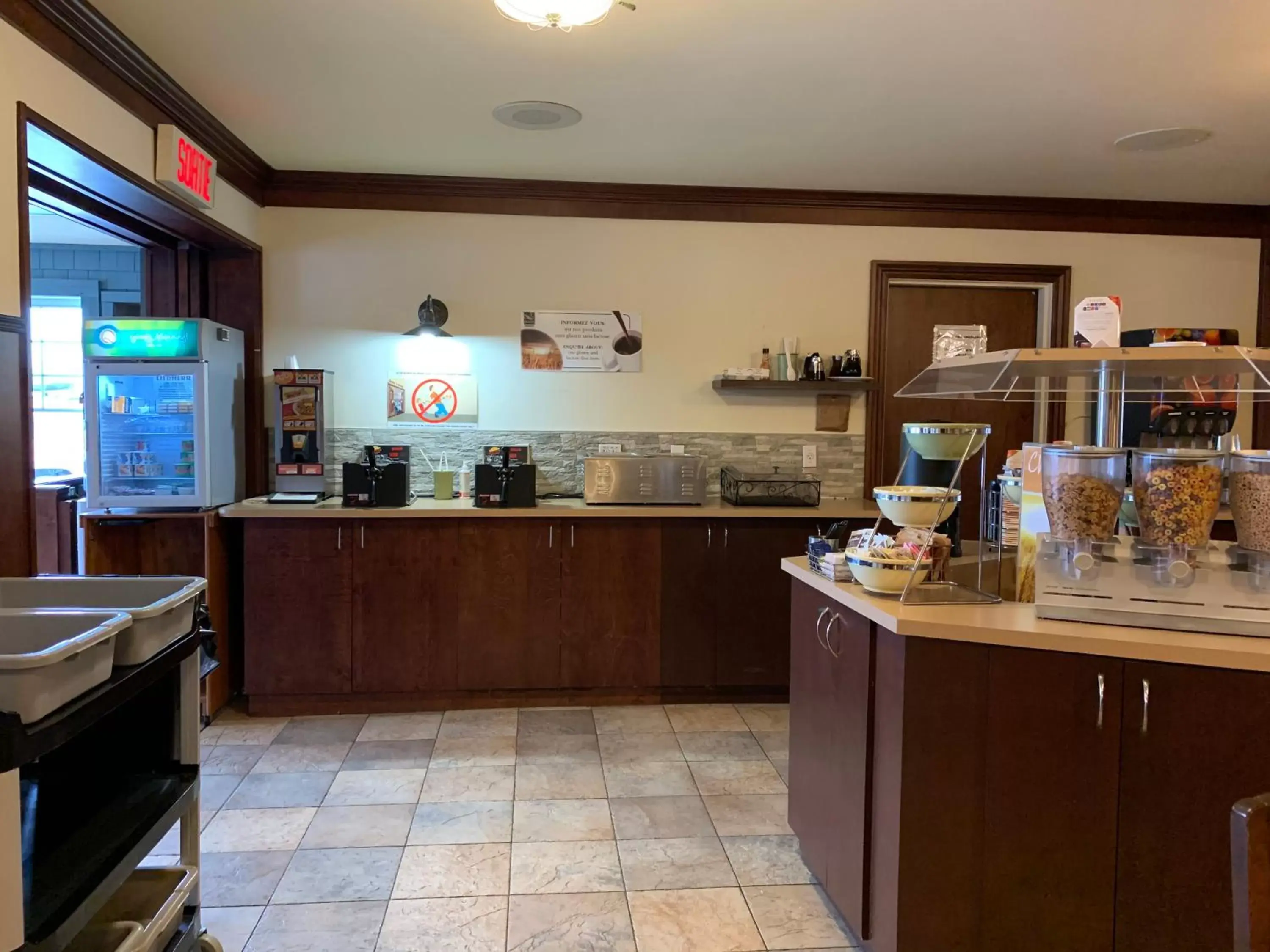 Dining area, Kitchen/Kitchenette in Quality Inn Riviere-Du-Loup