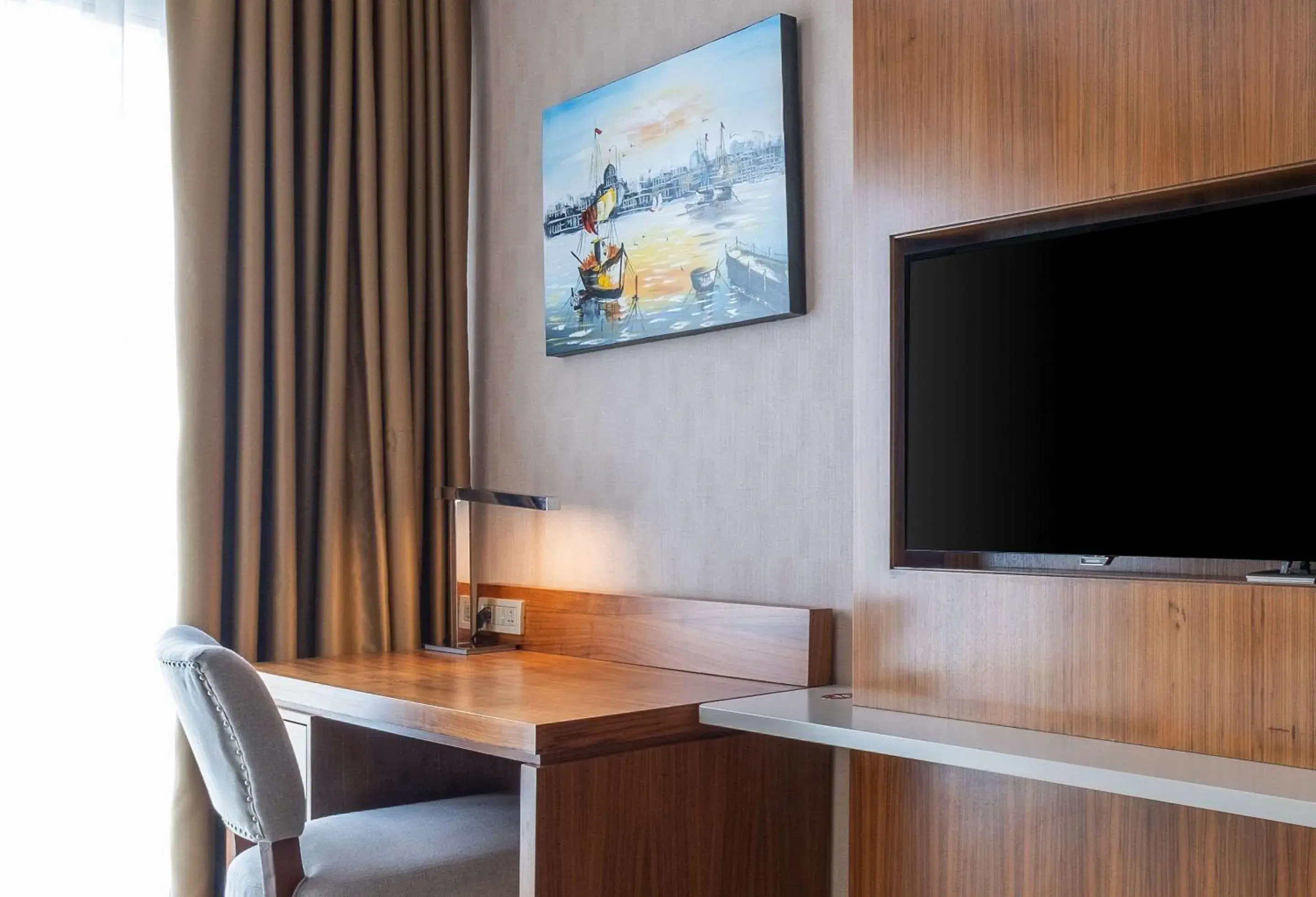 Photo of the whole room, TV/Entertainment Center in Clarion Hotel Istanbul Mahmutbey