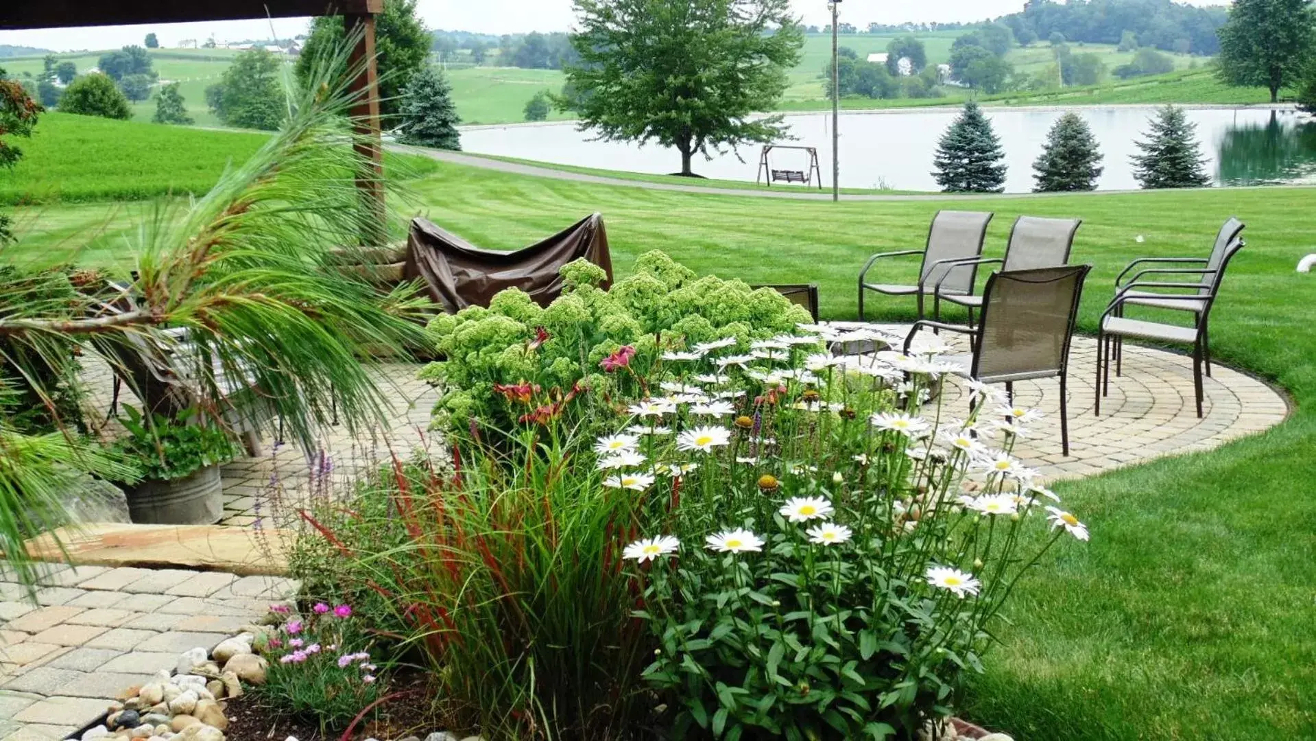 Garden in Sojourner's Lodge & Log Cabin Suites