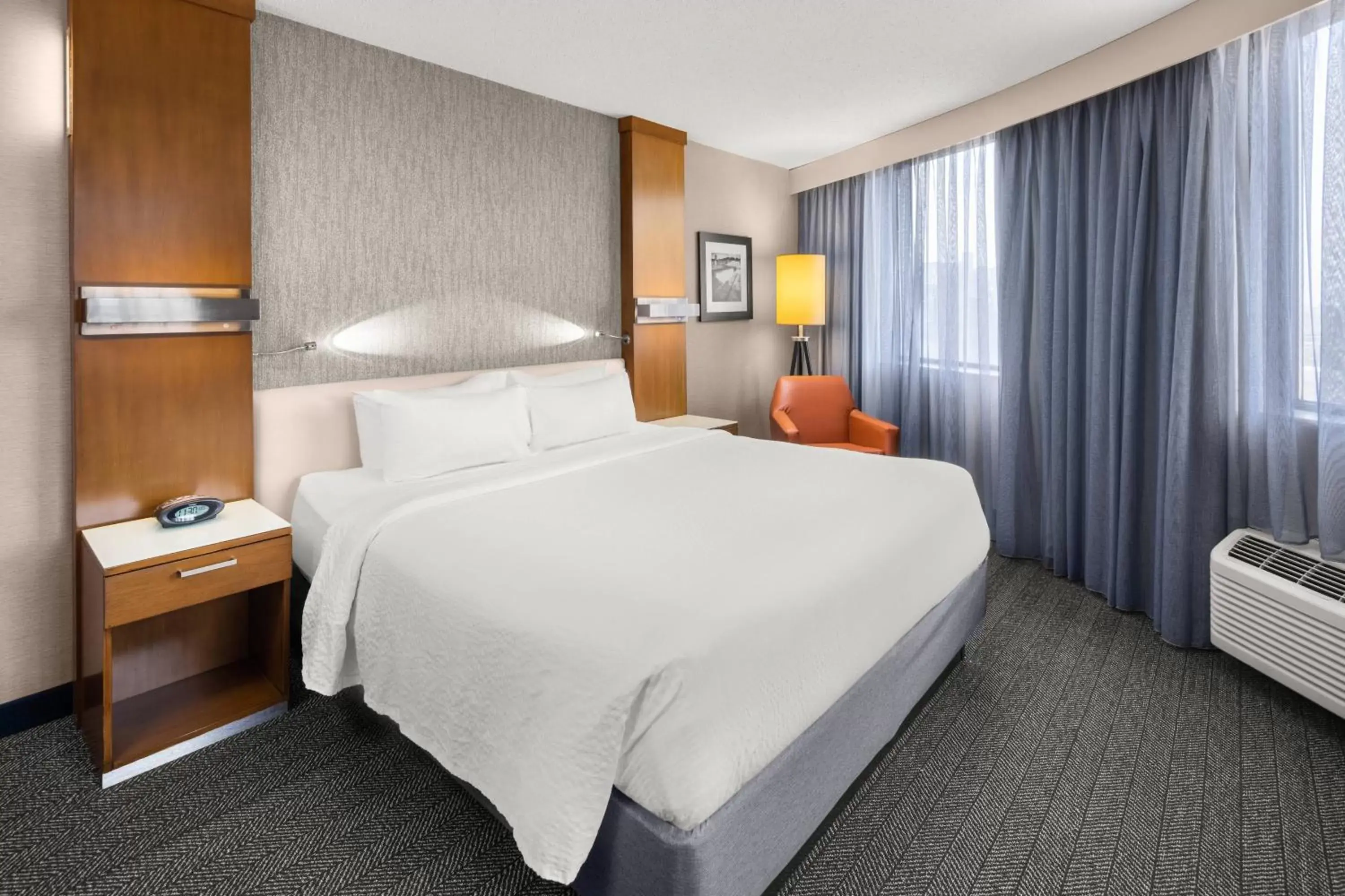 Photo of the whole room, Bed in Courtyard by Marriott Minneapolis Downtown