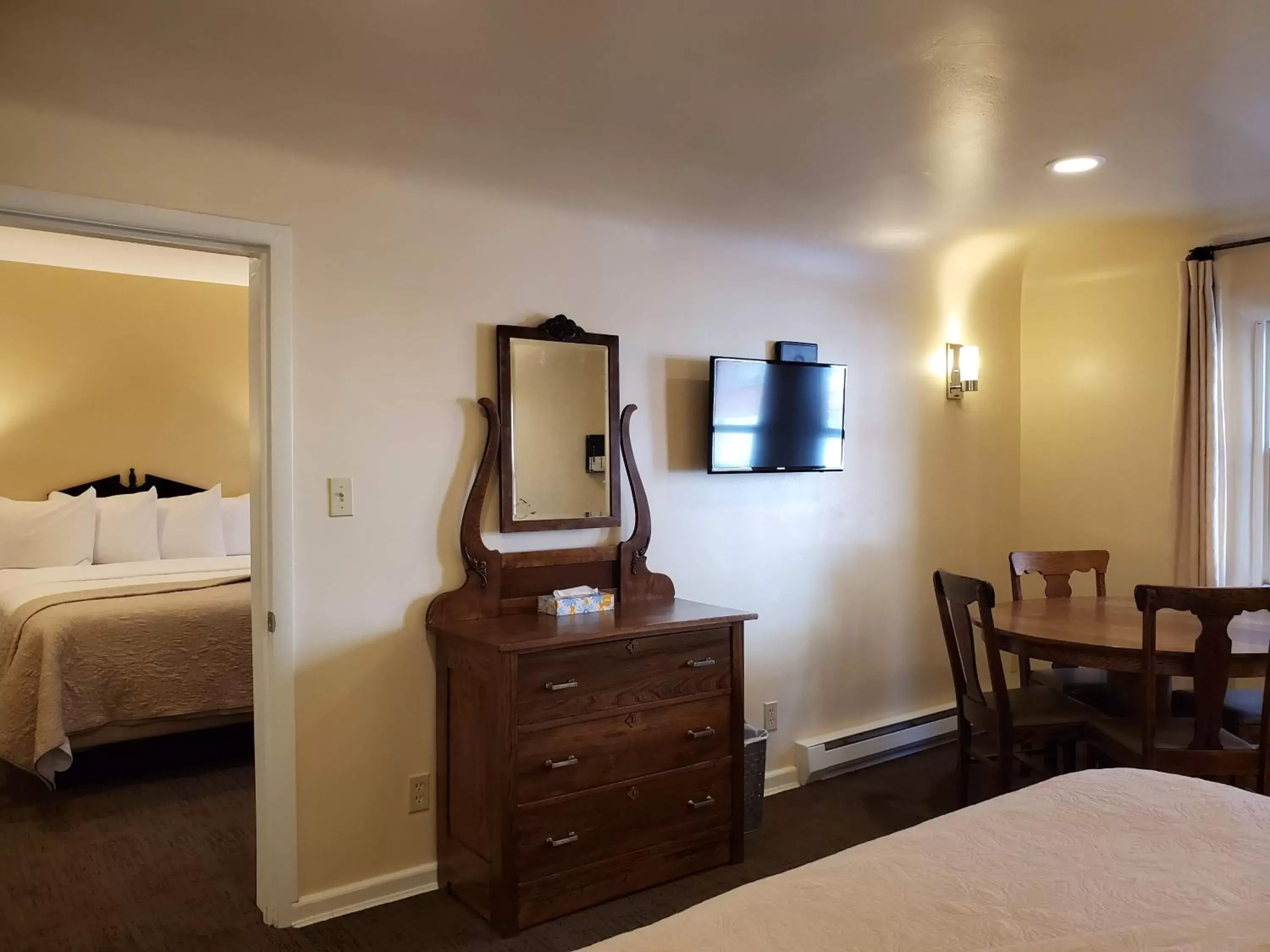 Bedroom, TV/Entertainment Center in Hotel Ouray - for 12 years old and over