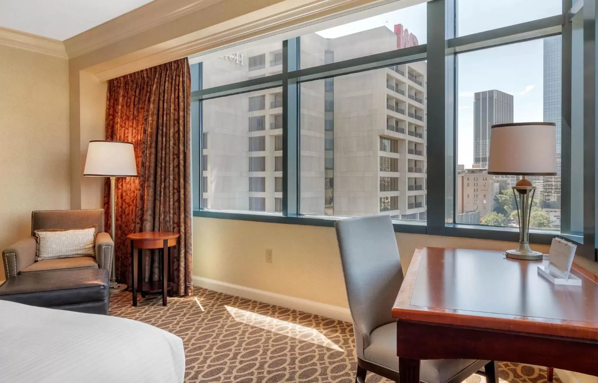 Bedroom in Omni Atlanta Hotel at CNN Center