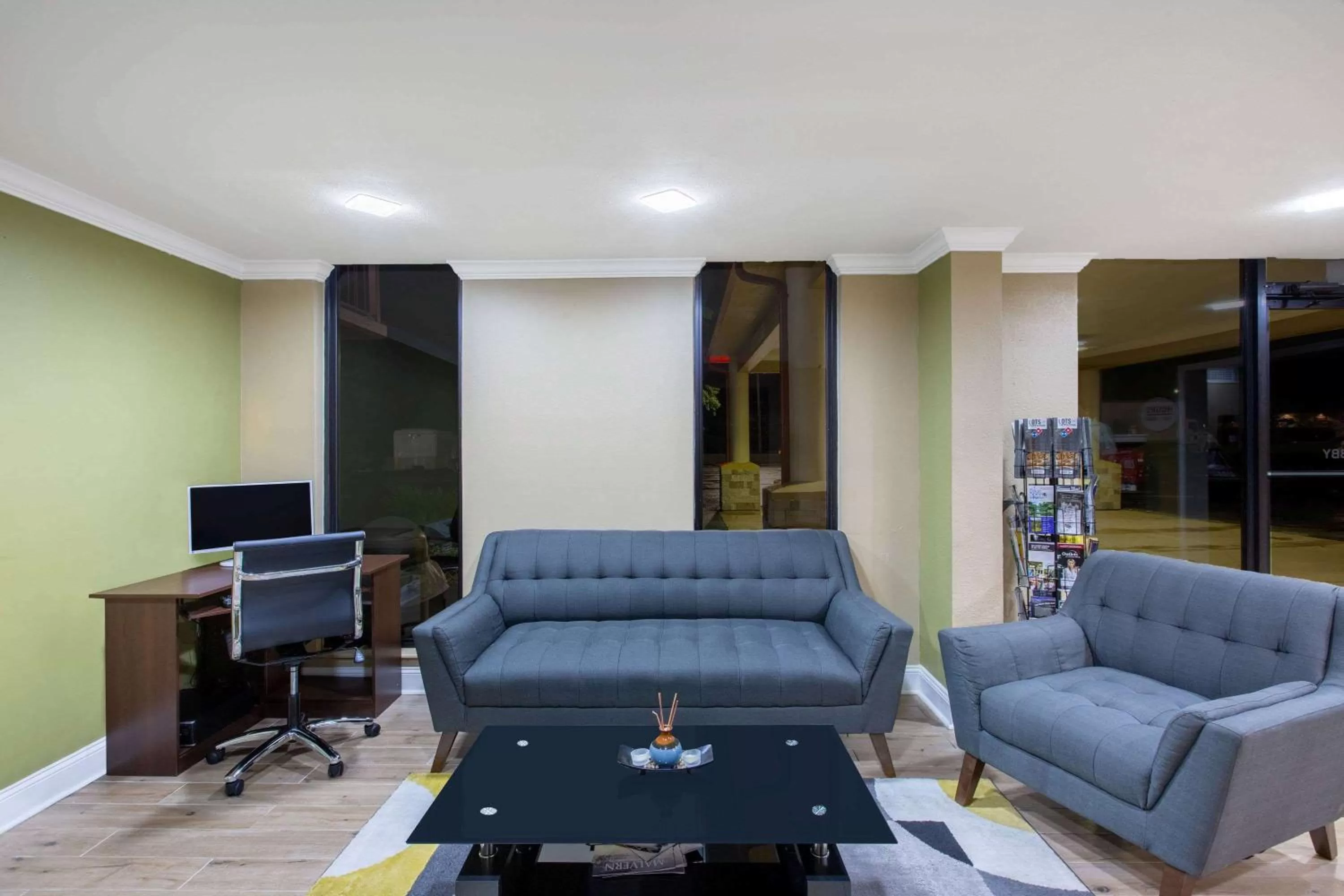 Lobby or reception in Super 8 by Wyndham Malvern