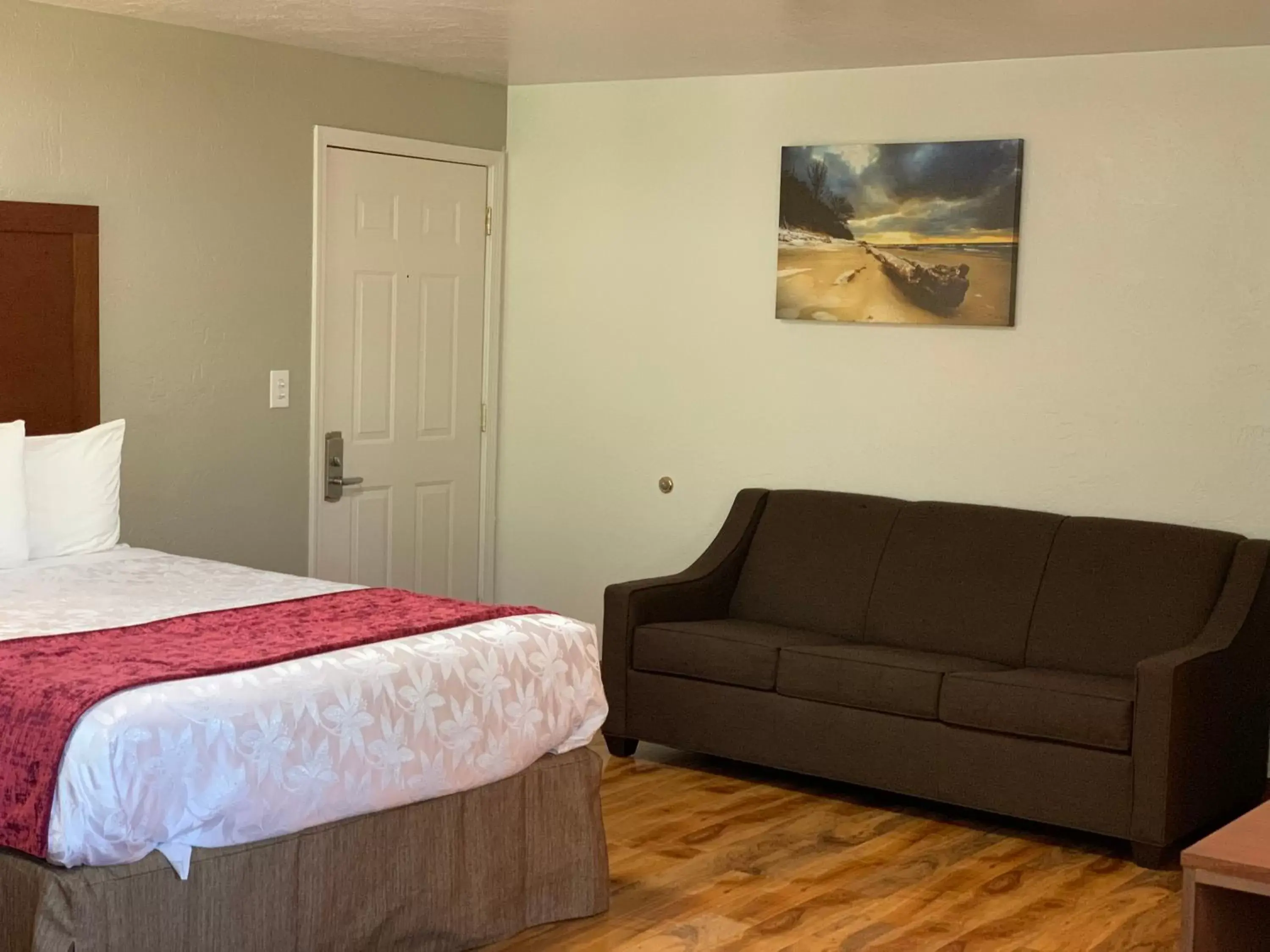 Photo of the whole room, Bed in Red Carpet Inn Medford