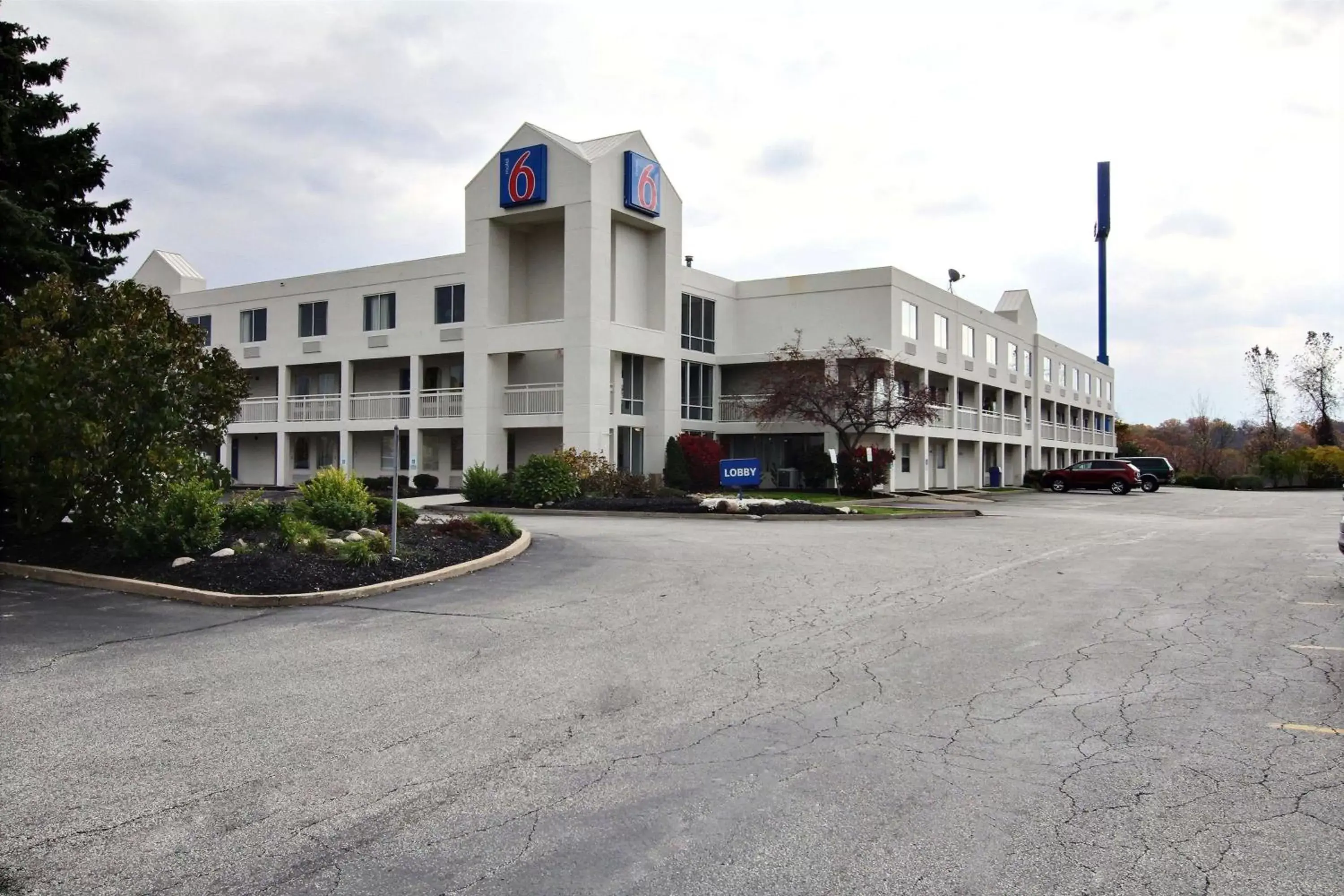 Property Building in Motel 6-Willoughby, OH - Cleveland