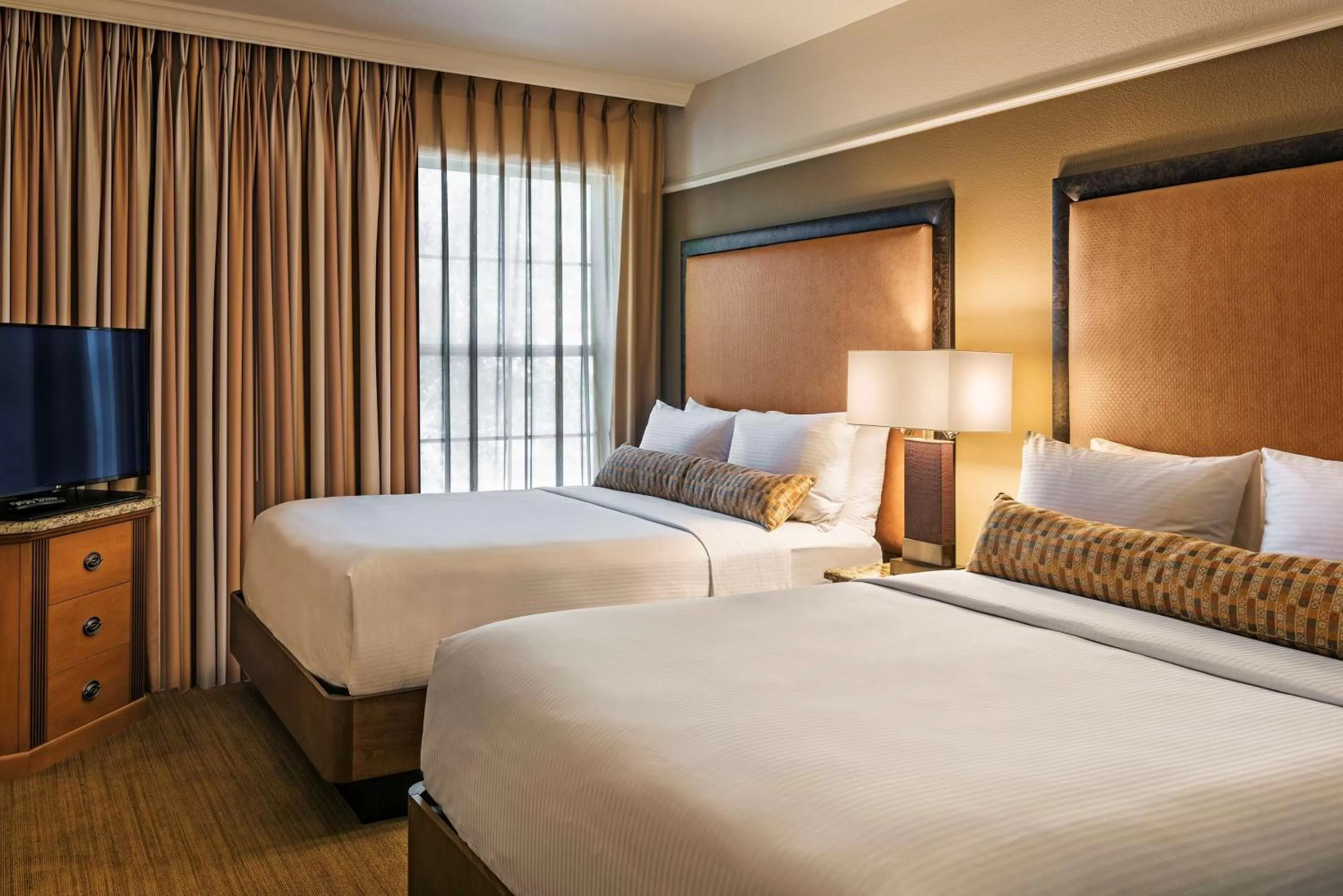 Two-Bedroom Suite with King and Two Queens in Sonesta Suites Scottsdale Gainey Ranch