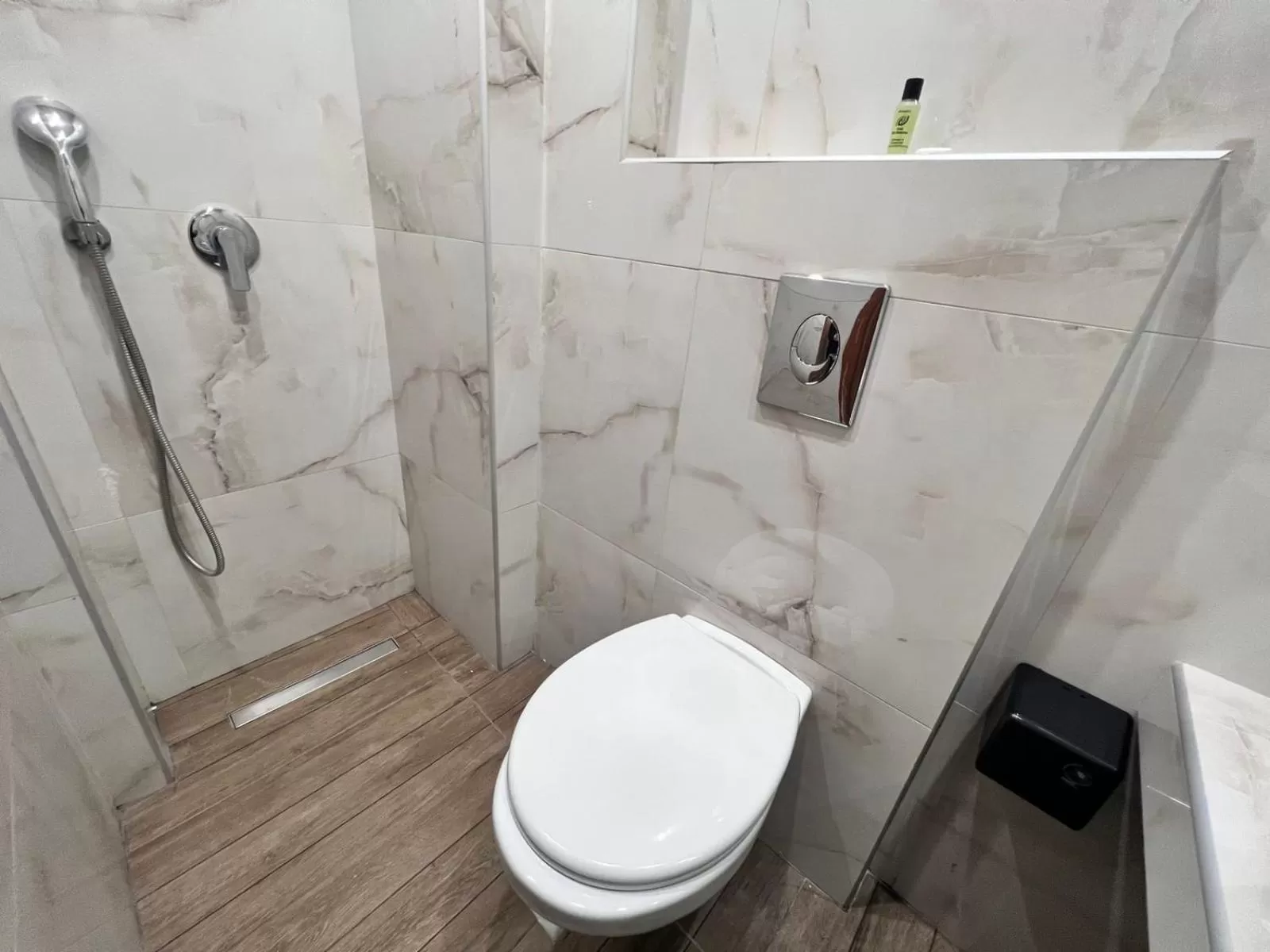 Shower in Hotel Lido