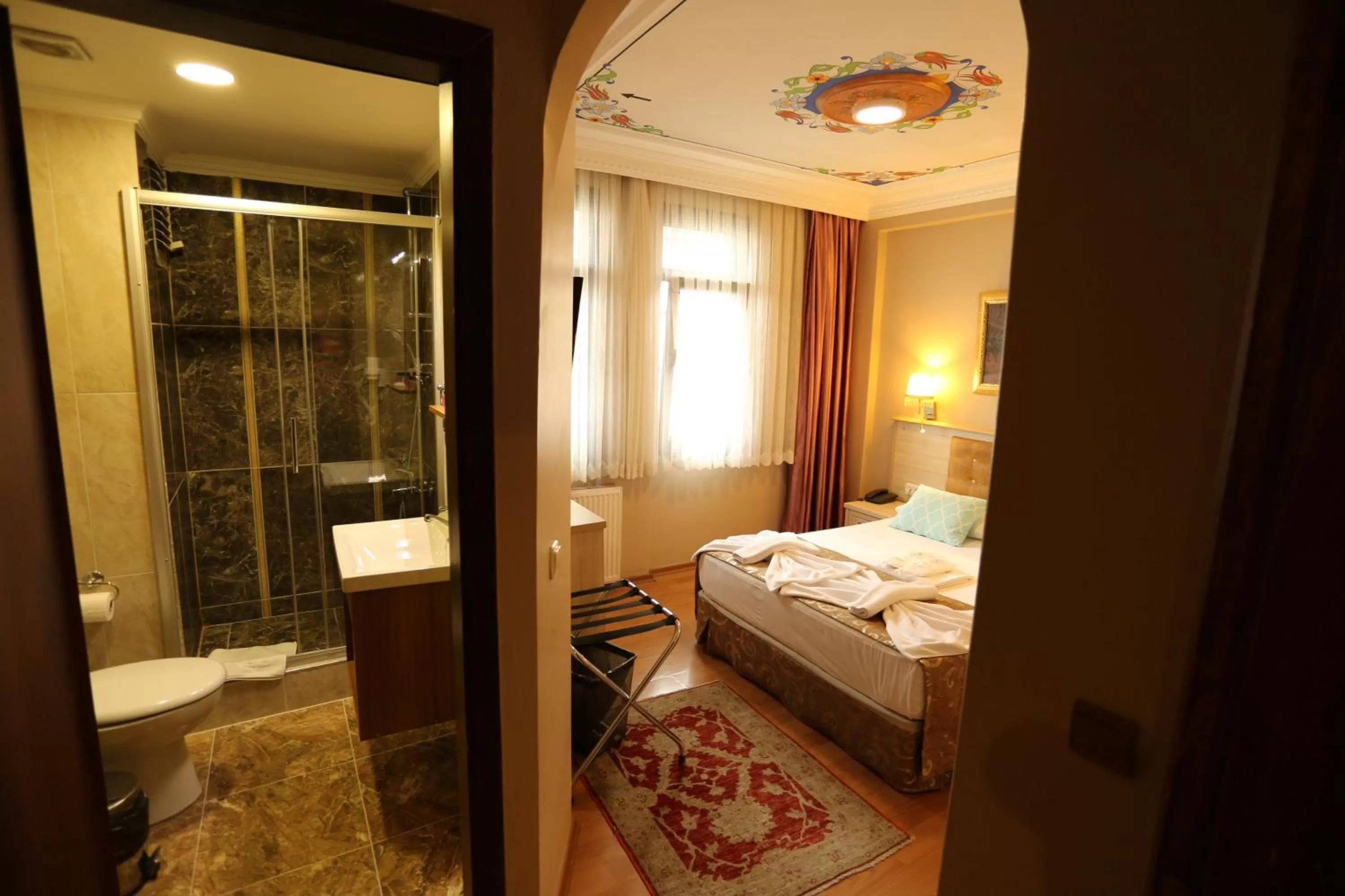 Bathroom, Bed in Hotel Tashkonak Istanbul