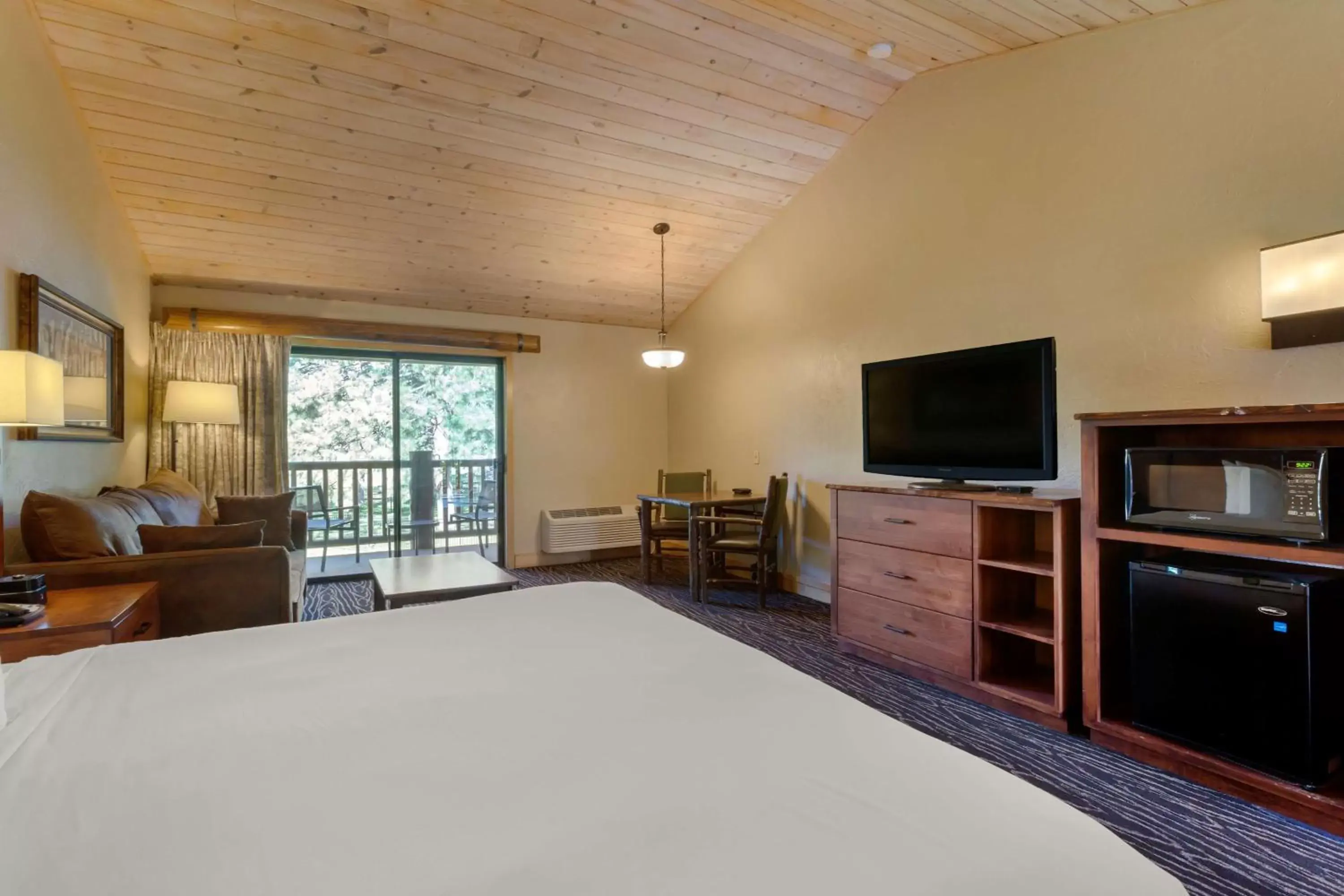 Photo of the whole room, TV/Entertainment Center in Best Western Ponderosa Lodge