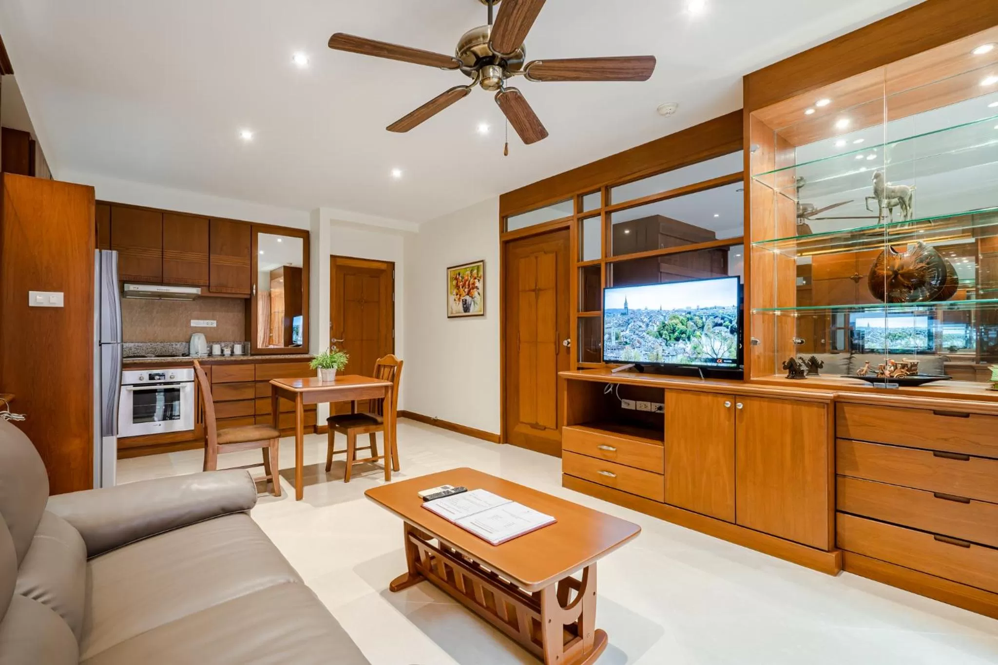 Dining area in Whitehouse Condotel