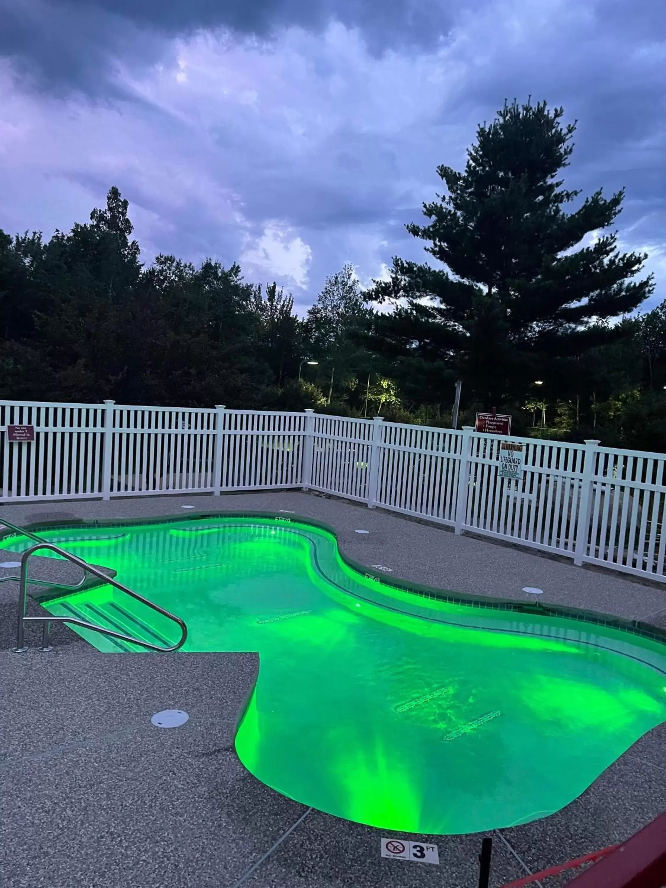 Hot Tub, Swimming Pool in InnSeason Resorts Pollard Brook