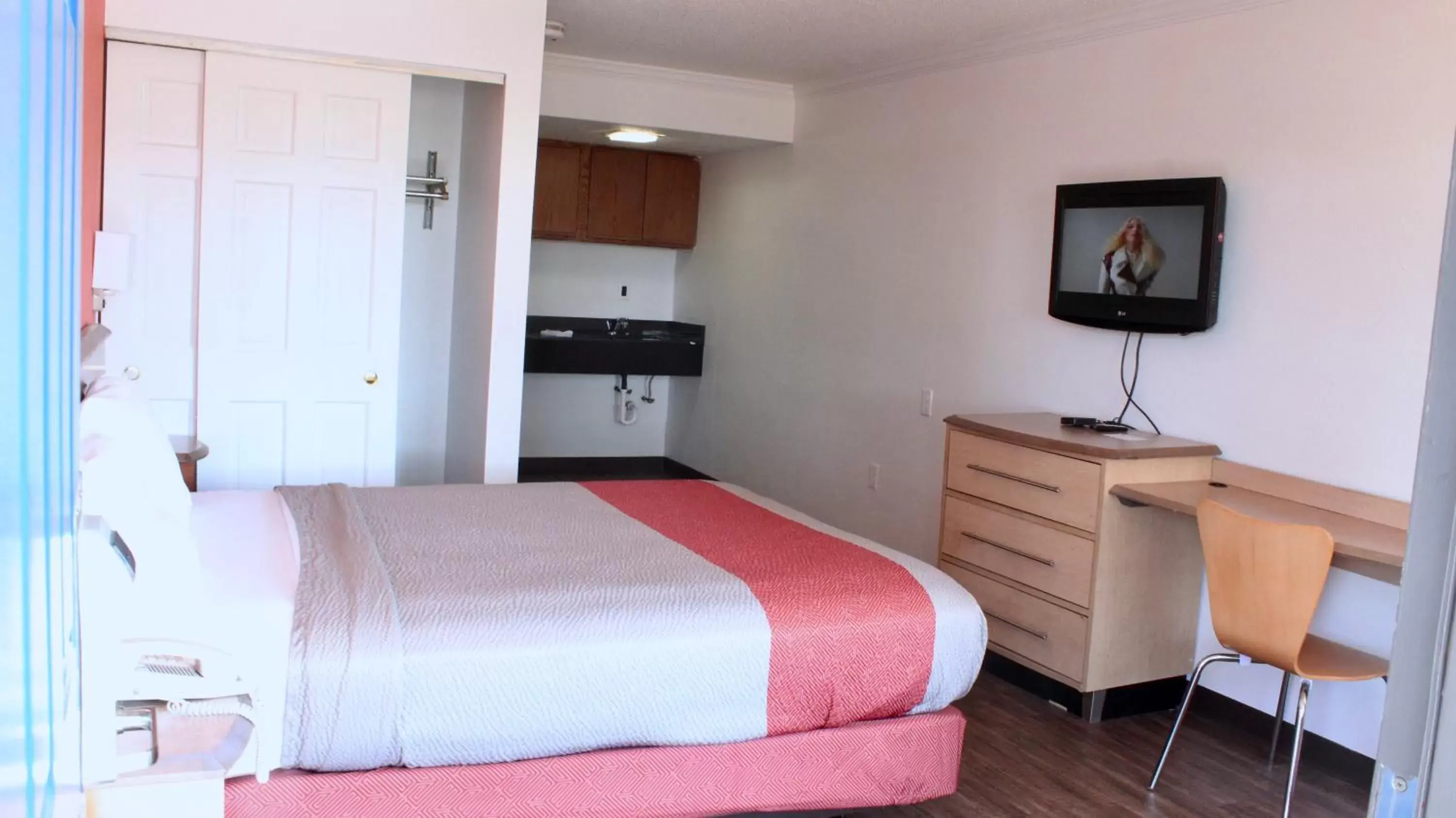 Queen Room - Non-Smoking in Motel 6-Dayton, OH Queen Room - Non-Smoking in Motel 6-Dayton, OH