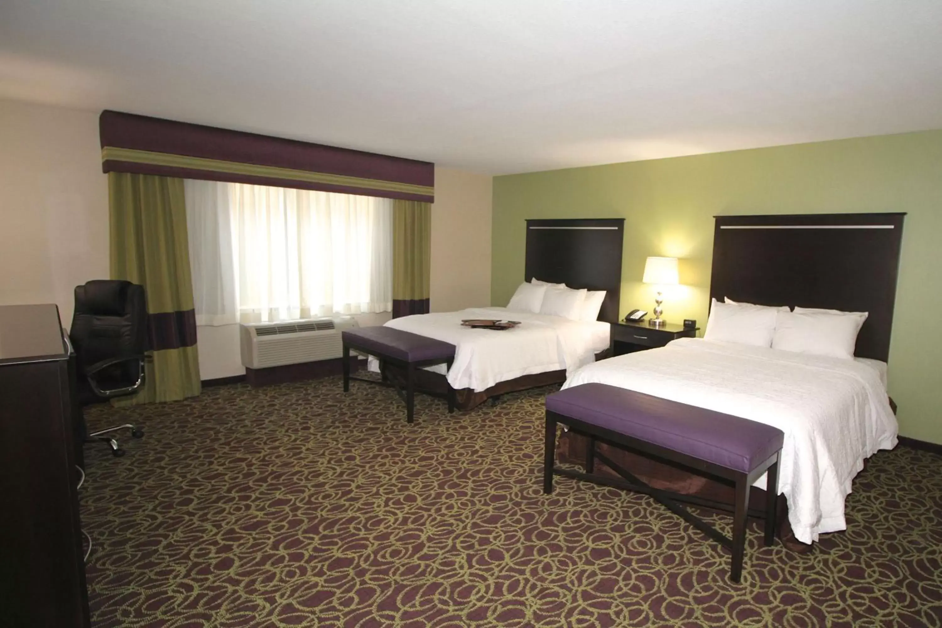 Bed in Hampton Inn and Suites Sandusky/Milan Bed in Hampton Inn and Suites Sandusky/Milan