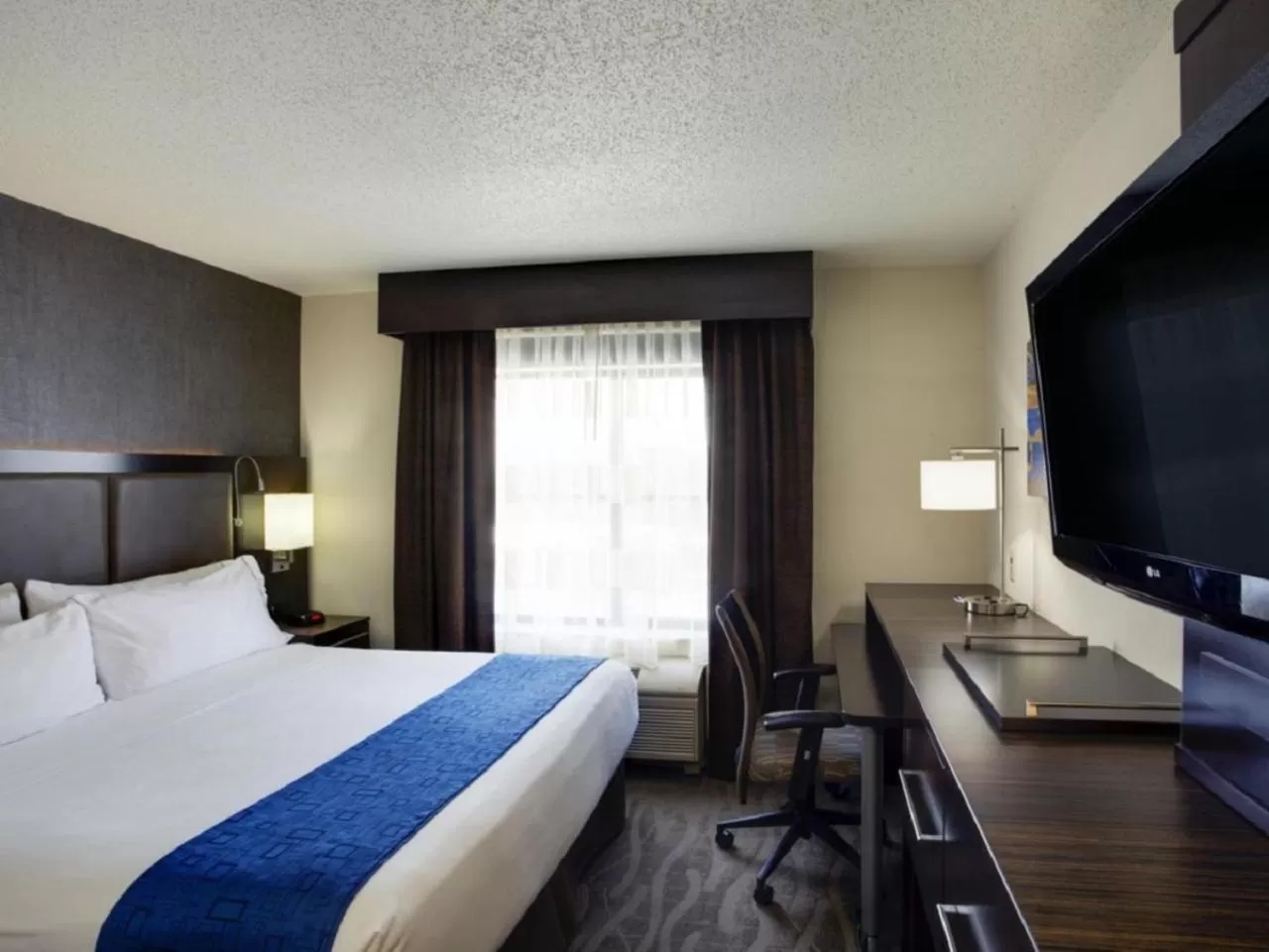 Photo of the whole room, Bed in Holiday Inn Express Hotel & Suites Meadowlands Area by IHG