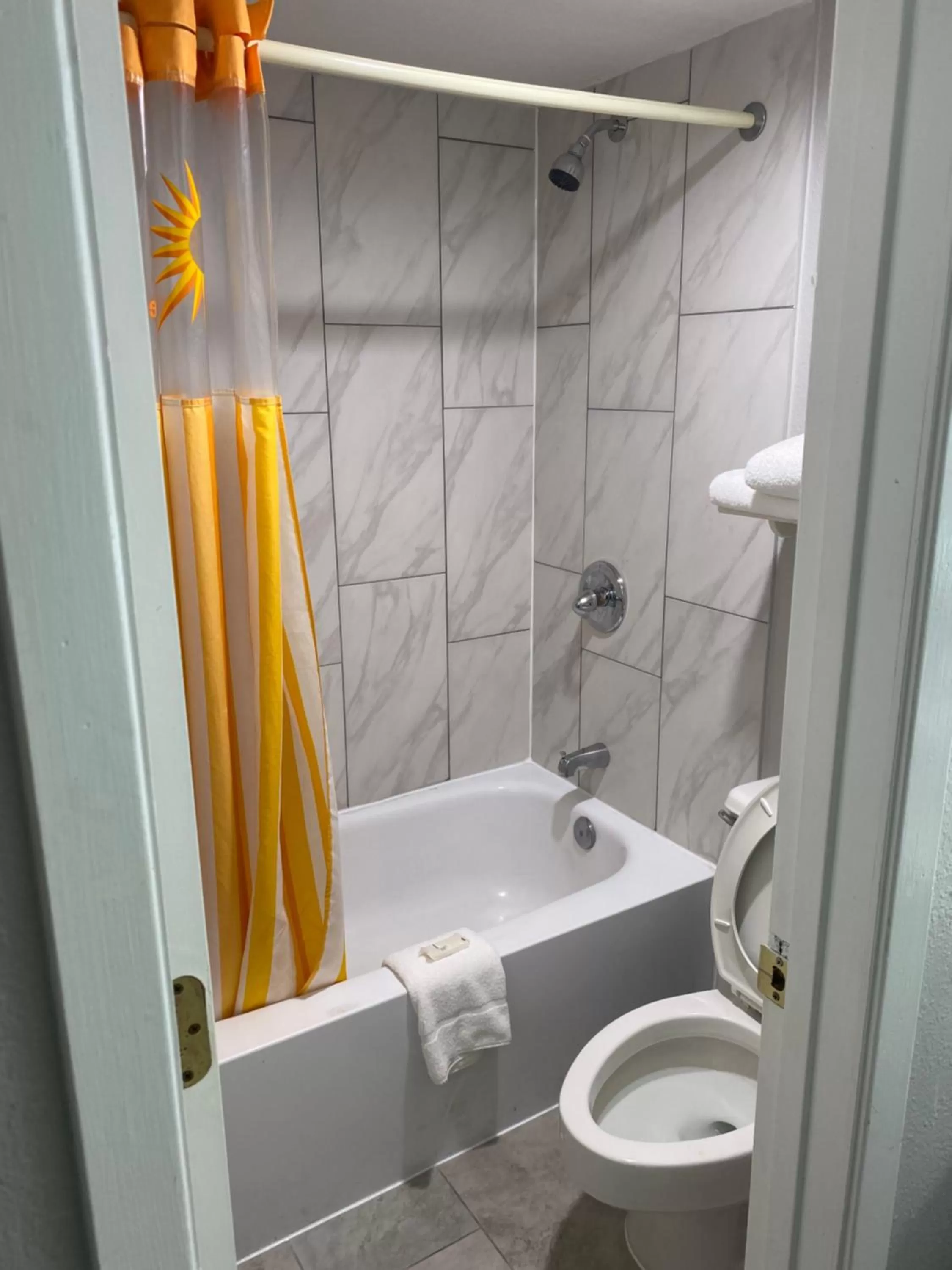 Bathroom in La Quinta Inn by Wyndham Tyler