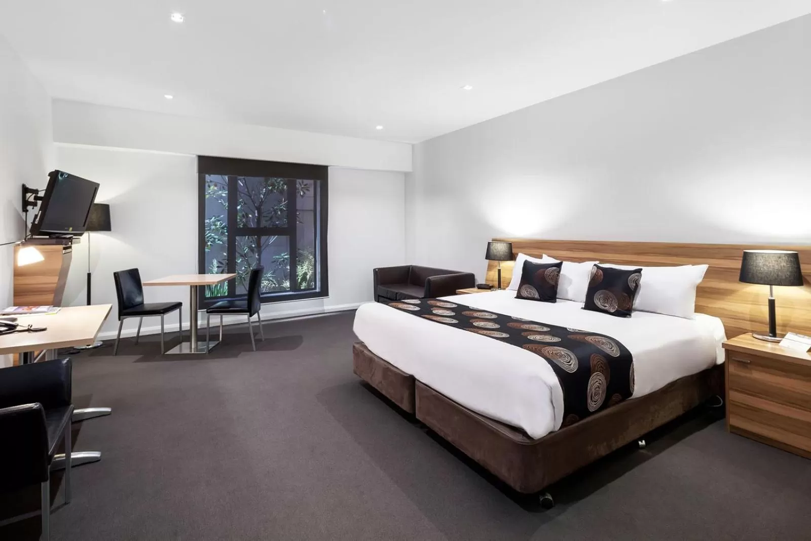 Photo of the whole room, Bed in Ballarat Suites