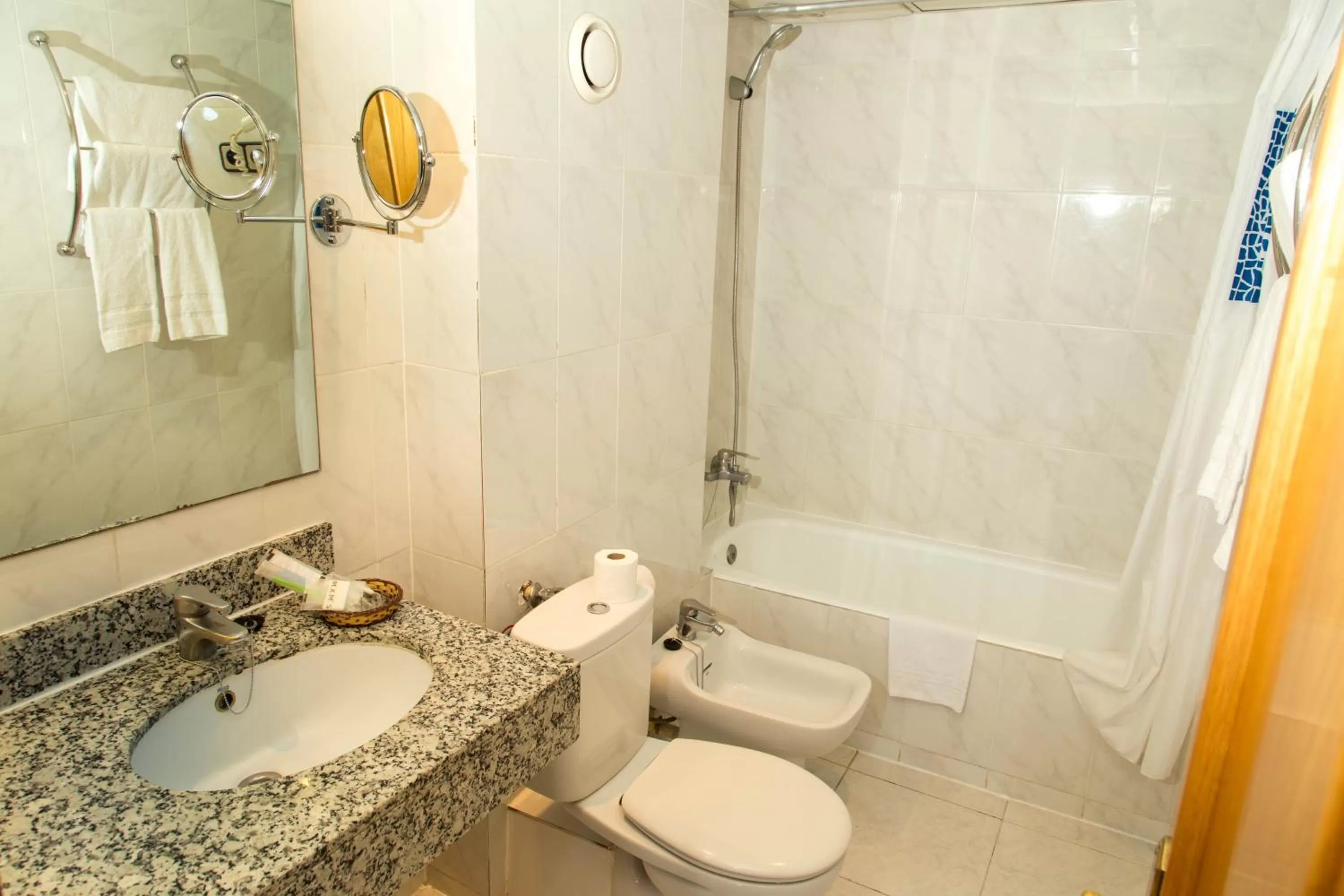 Bathroom in Ramblas Hotel