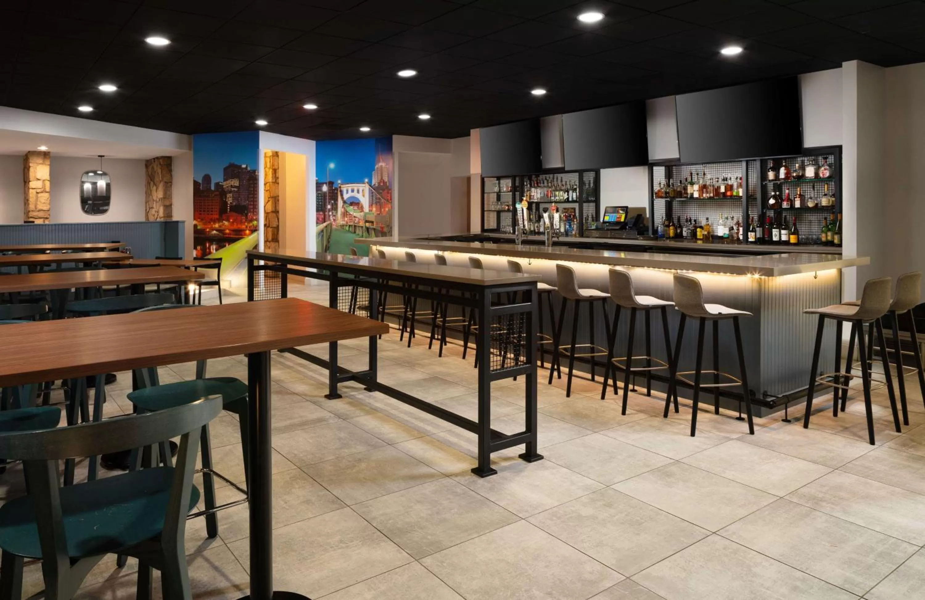 Lounge or bar in DoubleTree by Hilton Pittsburgh Airport