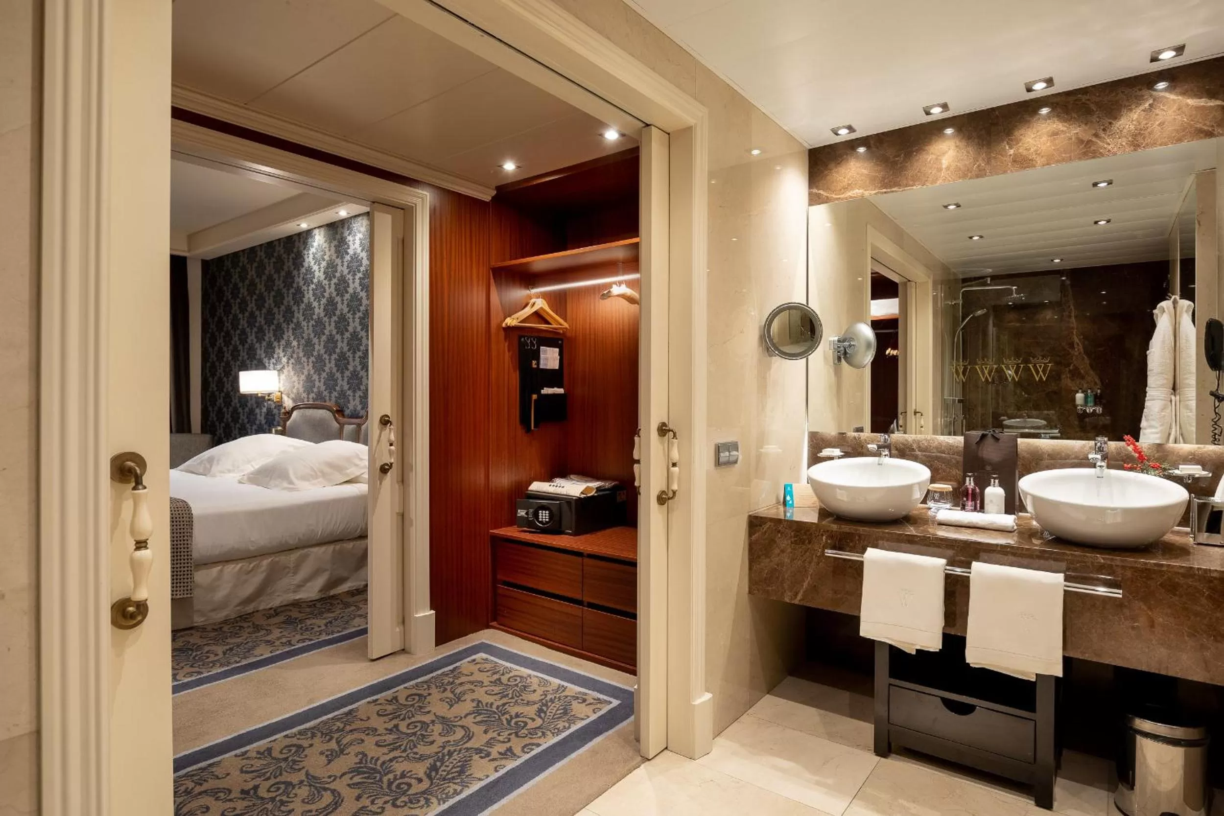 Bathroom, Bed in Wellington Hotel & Spa Madrid