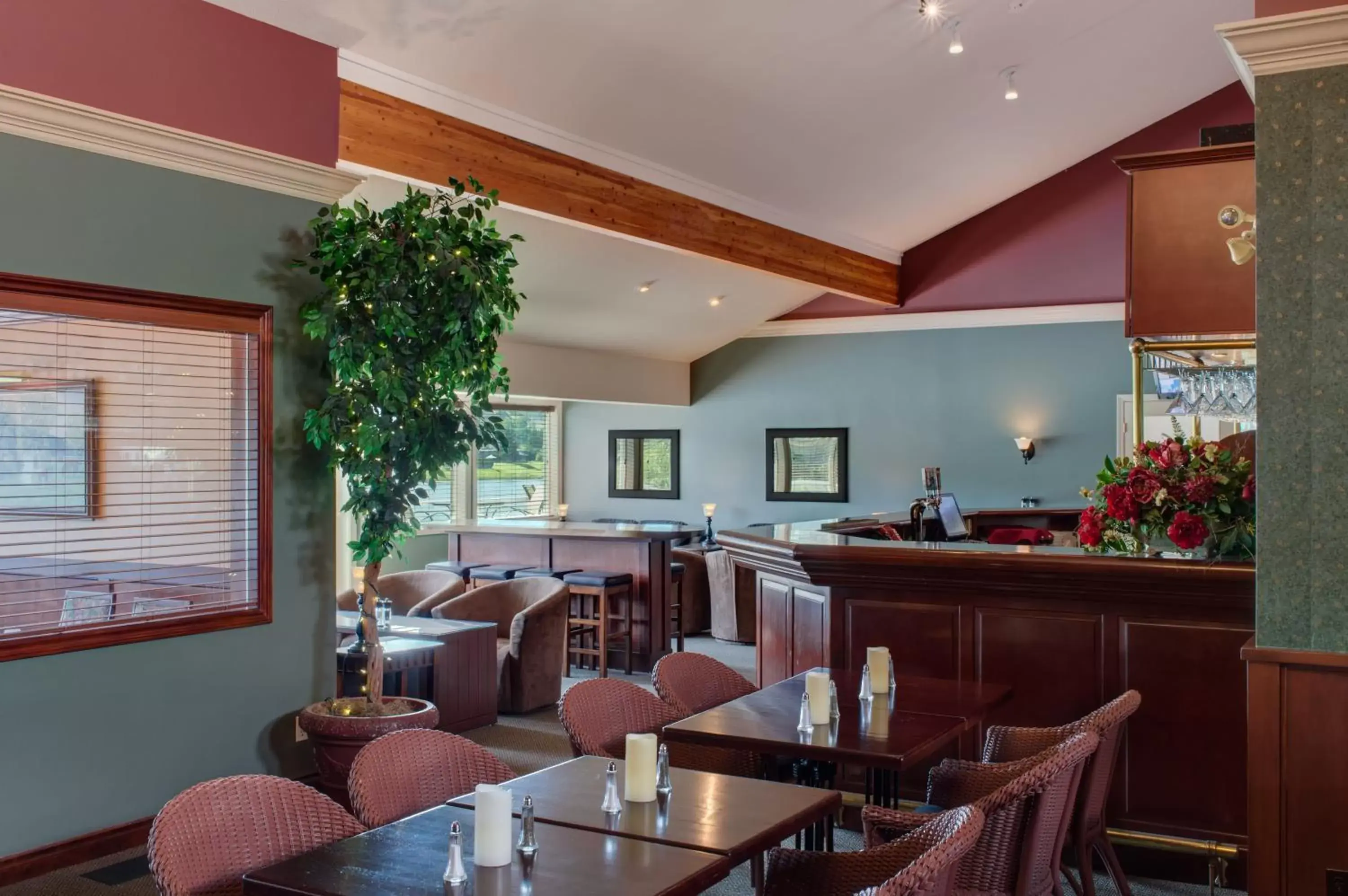 Restaurant/Places to Eat in South Thompson Inn & Conference Centre