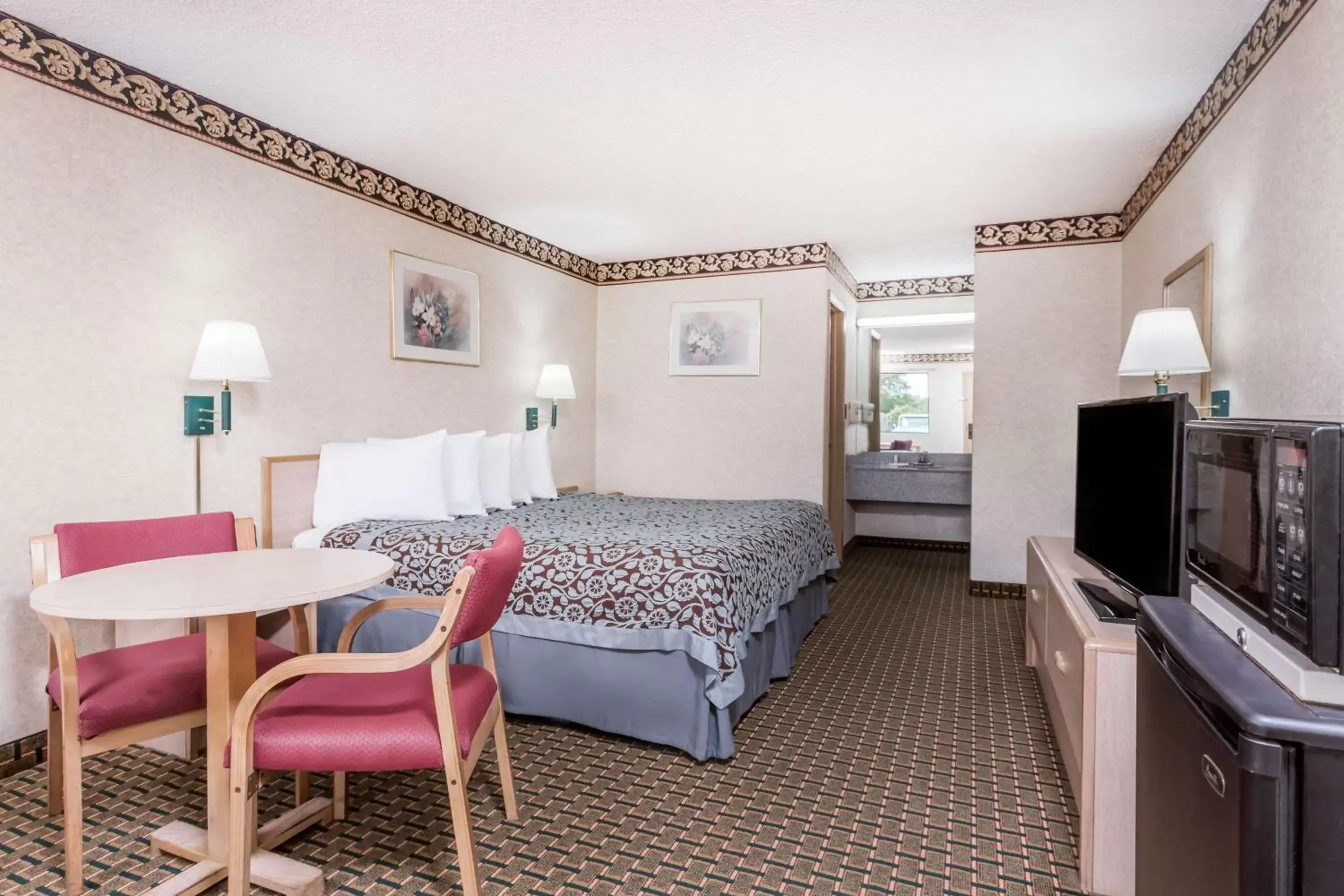 Photo of the whole room, Bed in Days Inn by Wyndham Byron Photo of the whole room, Bed in Days Inn by Wyndham Byron