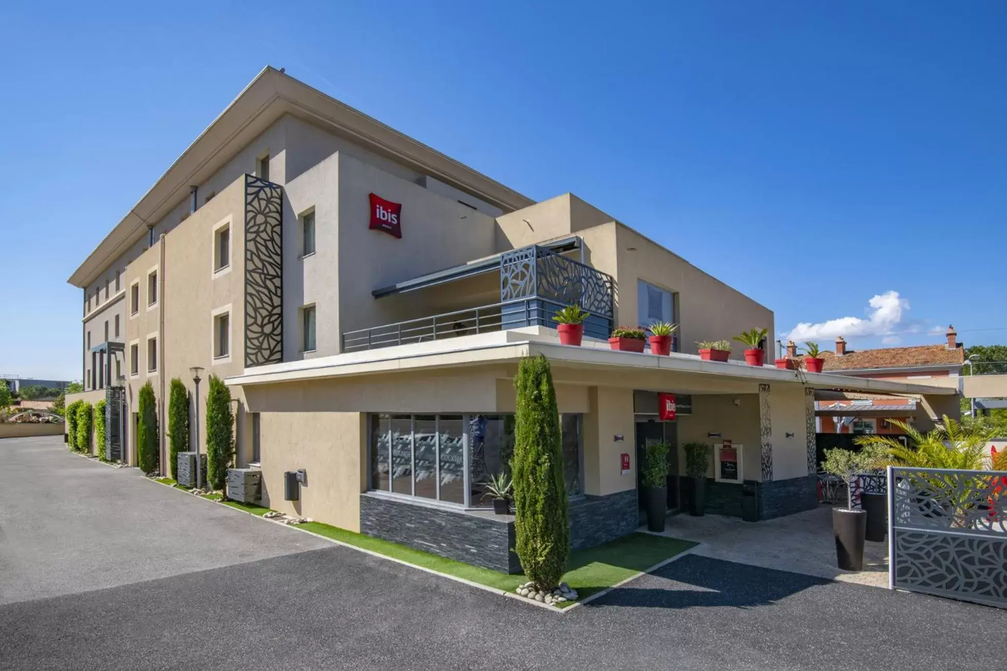 Property Building in IBIS Cannes Mouans Sartoux Piscine parking gratuit