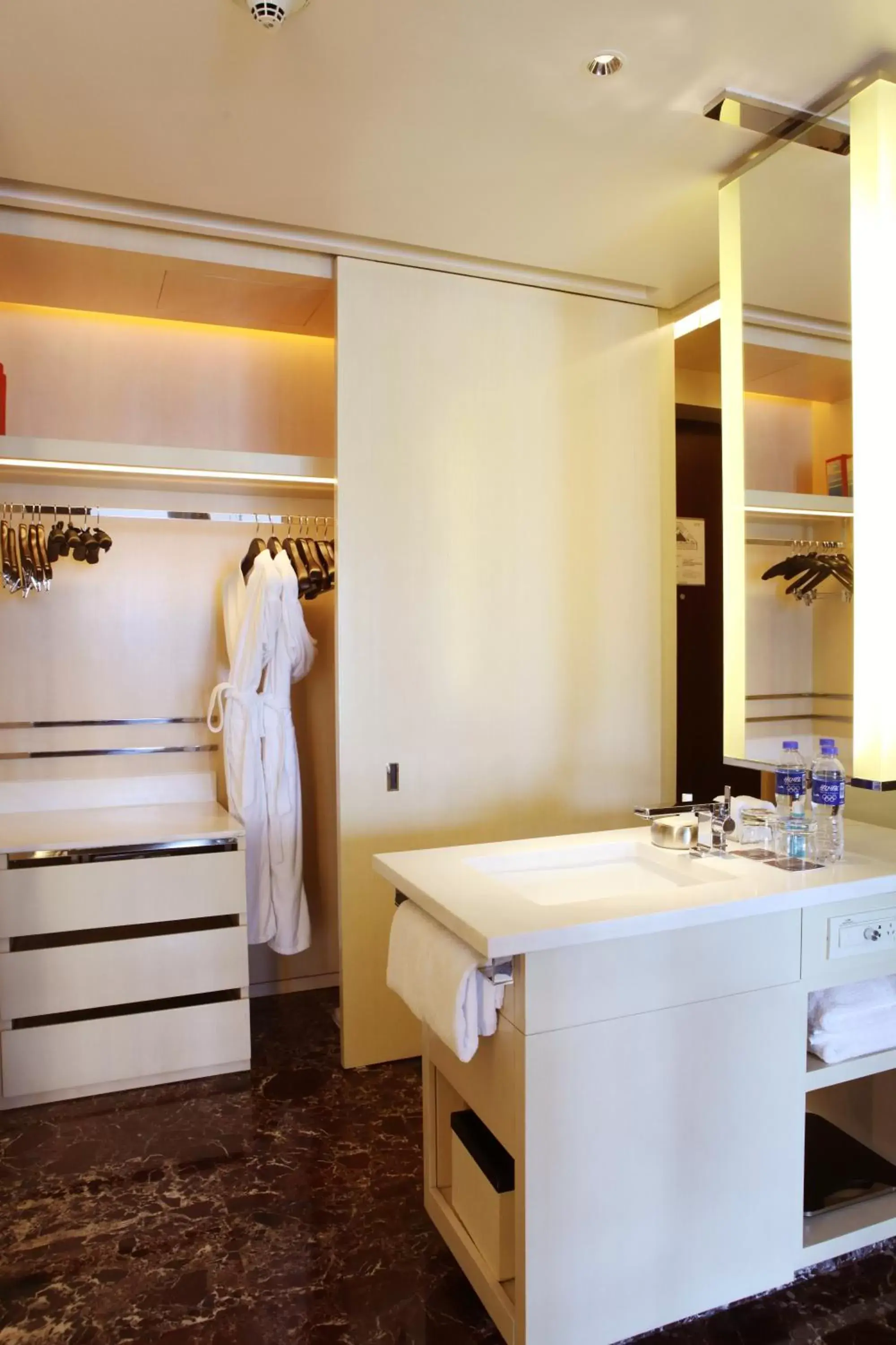 King Room with Garden View in Grand Hyatt Guangzhou - Free Shuttle Bus to Canton Fair Complex during Canton Fair period King Room with Garden View in Grand Hyatt Guangzhou - Free Shuttle Bus to Canton Fair Complex during Canton Fair period